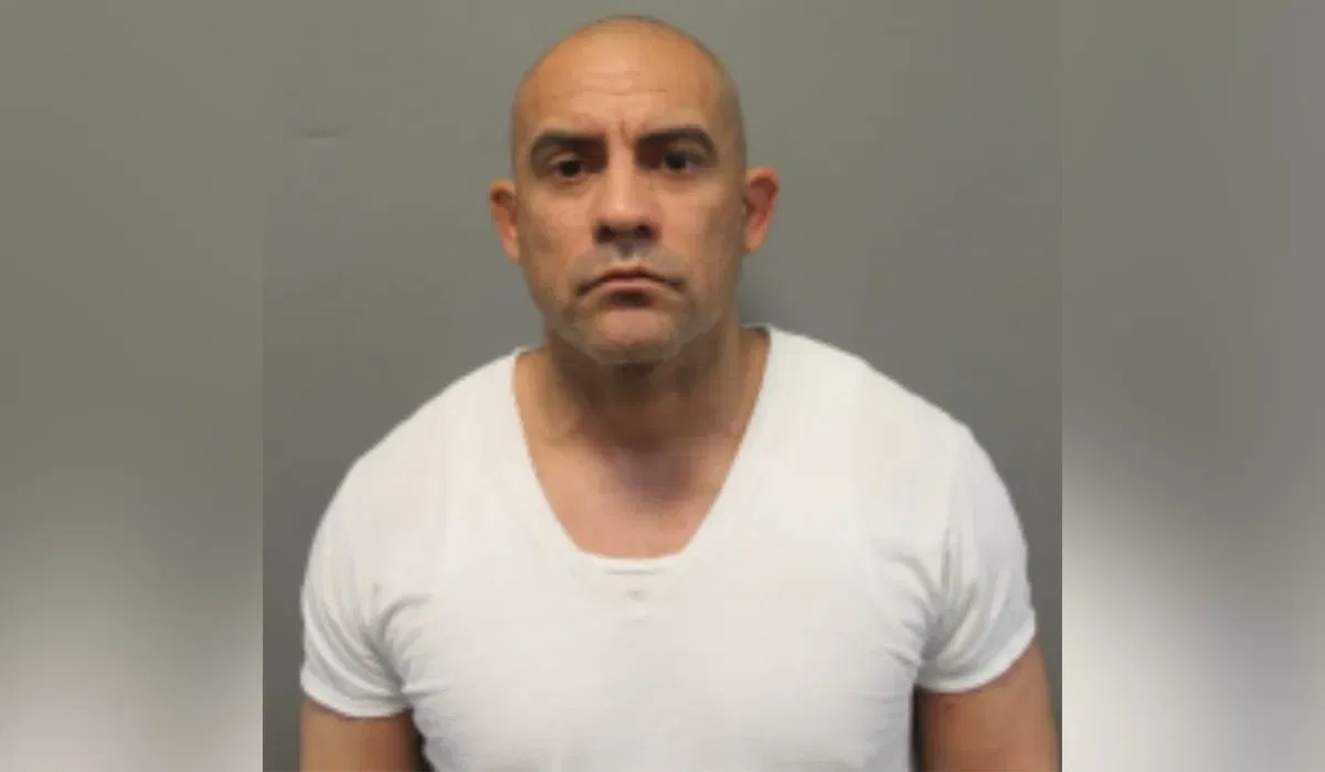 Former FBI supervisor Eduardo Valdivia ran secret tattoo parlors and lured women into his shop by promising them free tattoos and modeling contracts, officials said.