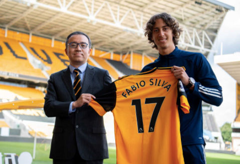 Executive chairman Jeff Shi poses with Fabio Silva