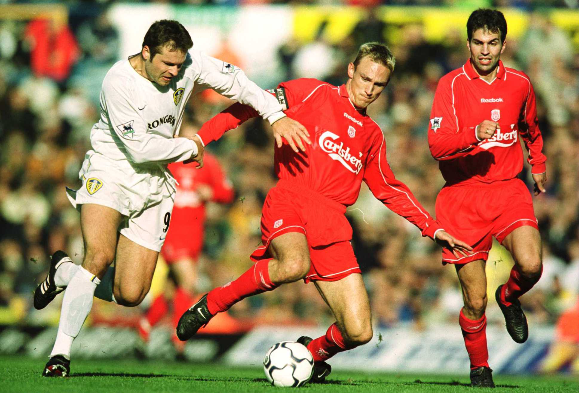 Mark Viduka battles for the ball with Sami Hyypia