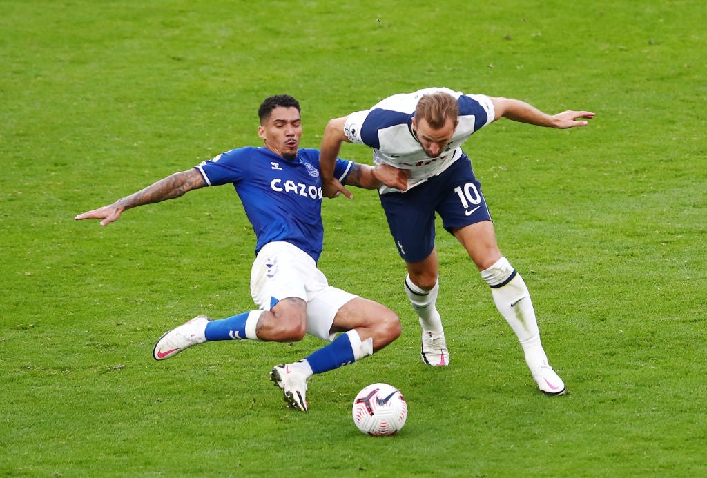 Allan tackles Harry Kane