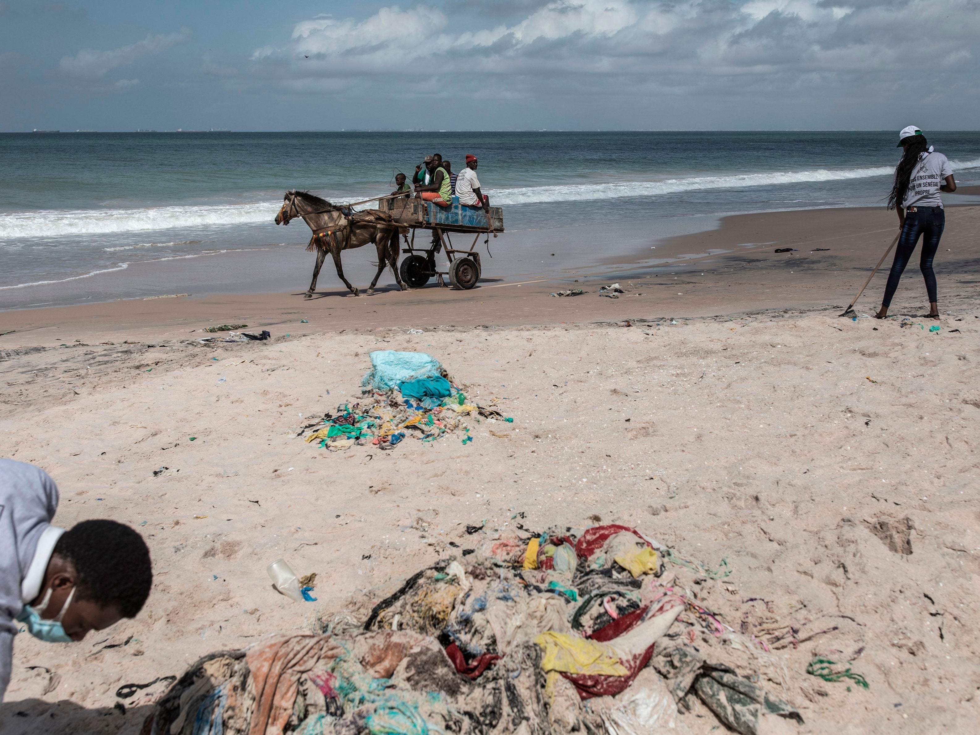 Cleaning up just 40% of global plastic pollution would take 1 billion people a year