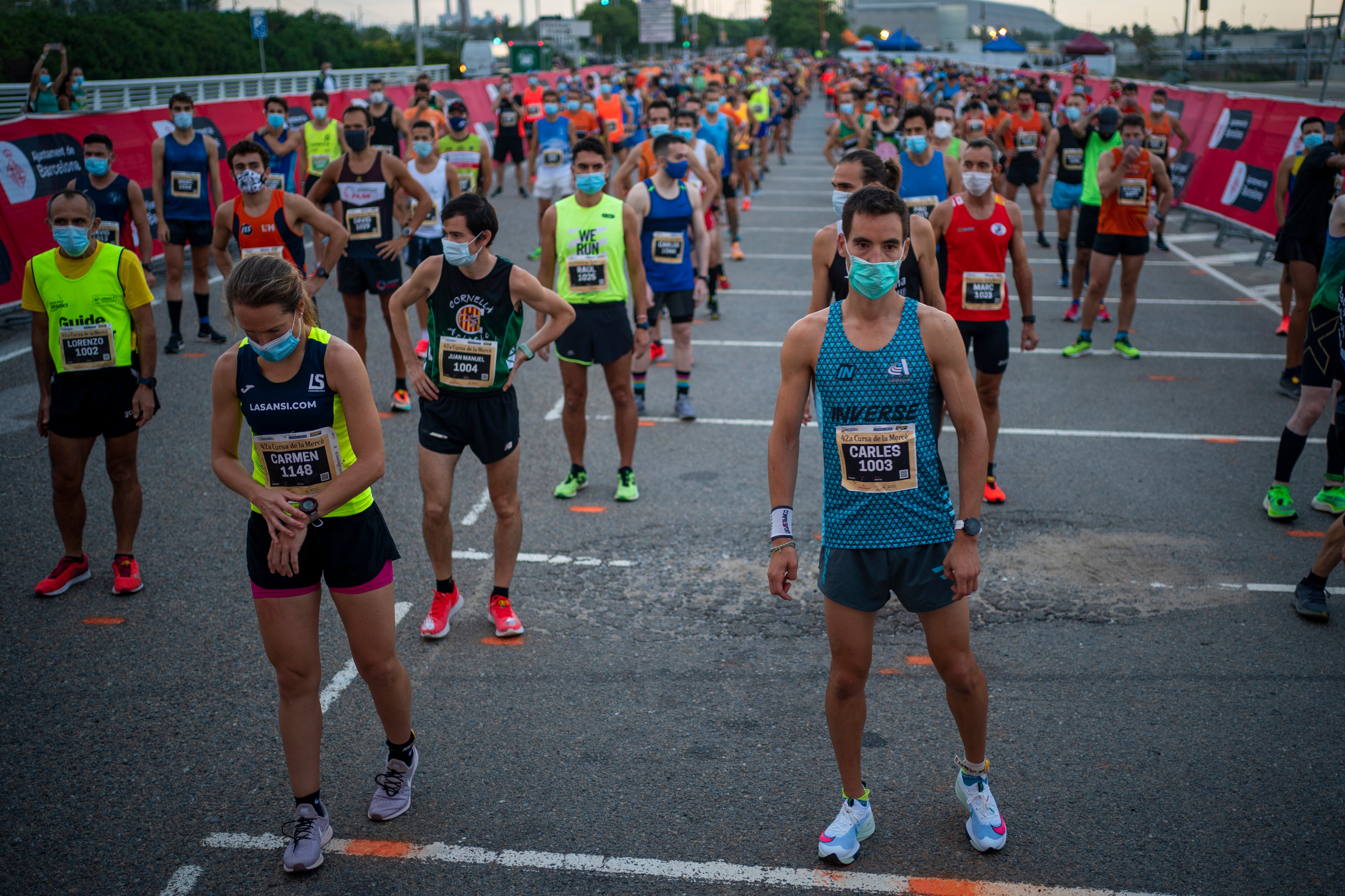 Athletes wearing face masks take their positions for a race in Barcelona