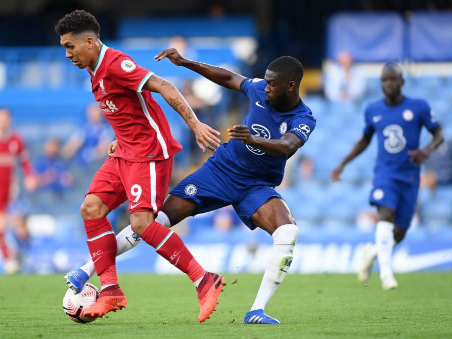 Fikayo Tomori tackles Roberto Firmino