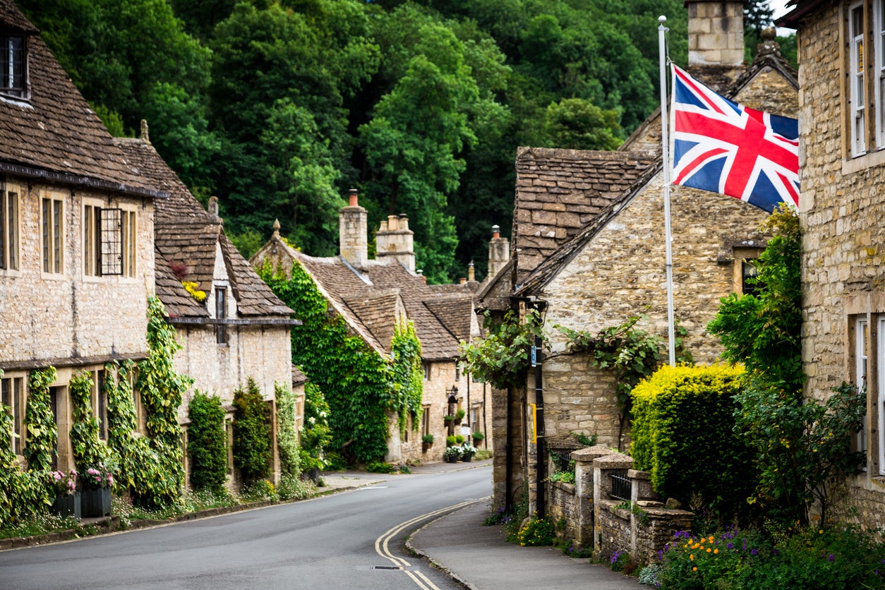 Drive through cobbled Cotswolds heavyweights from Broadway to Bourton-on-the-Water