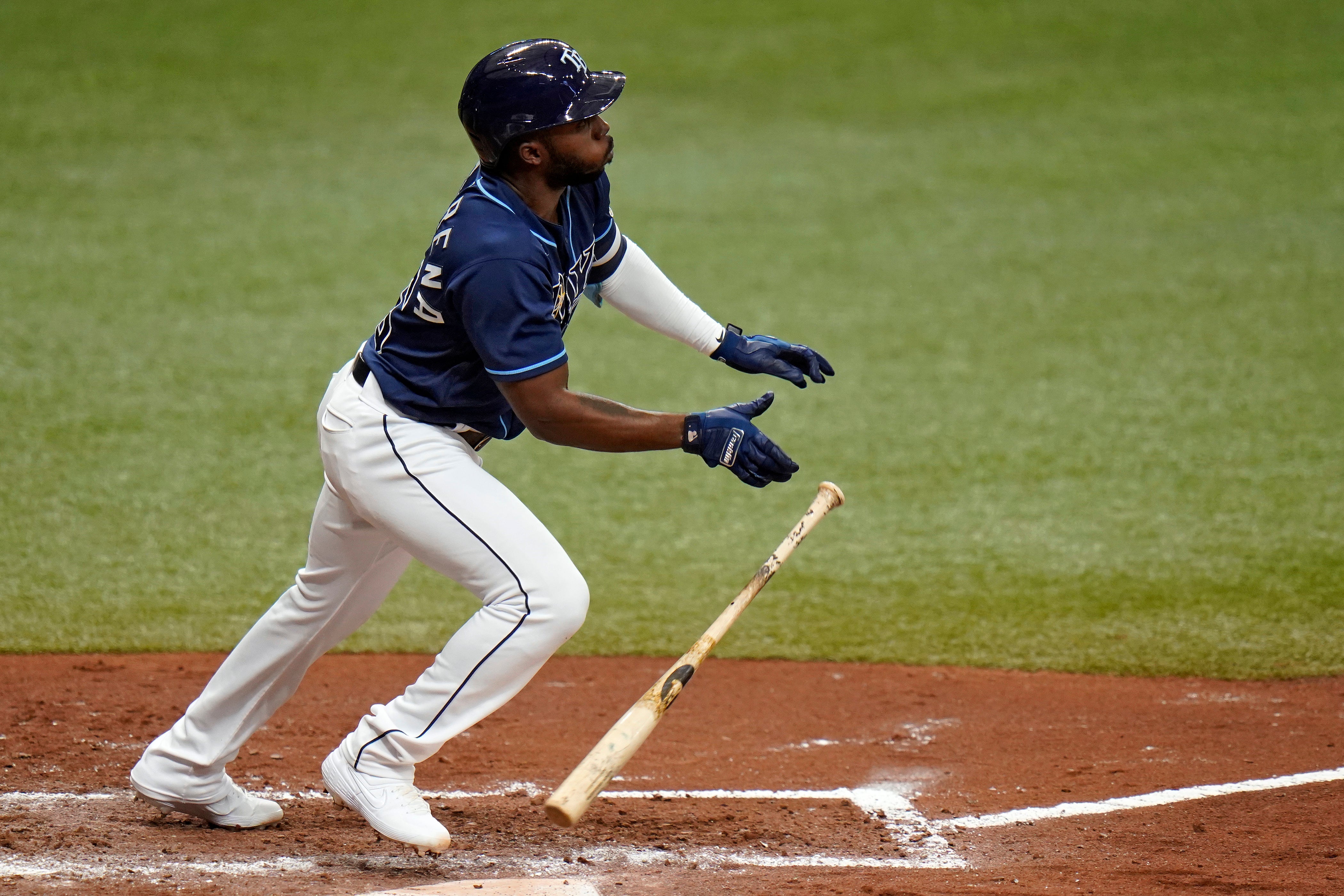 Randy Arozarena conectó un triple y posteriormente anotó la tercera carrera de los Rays