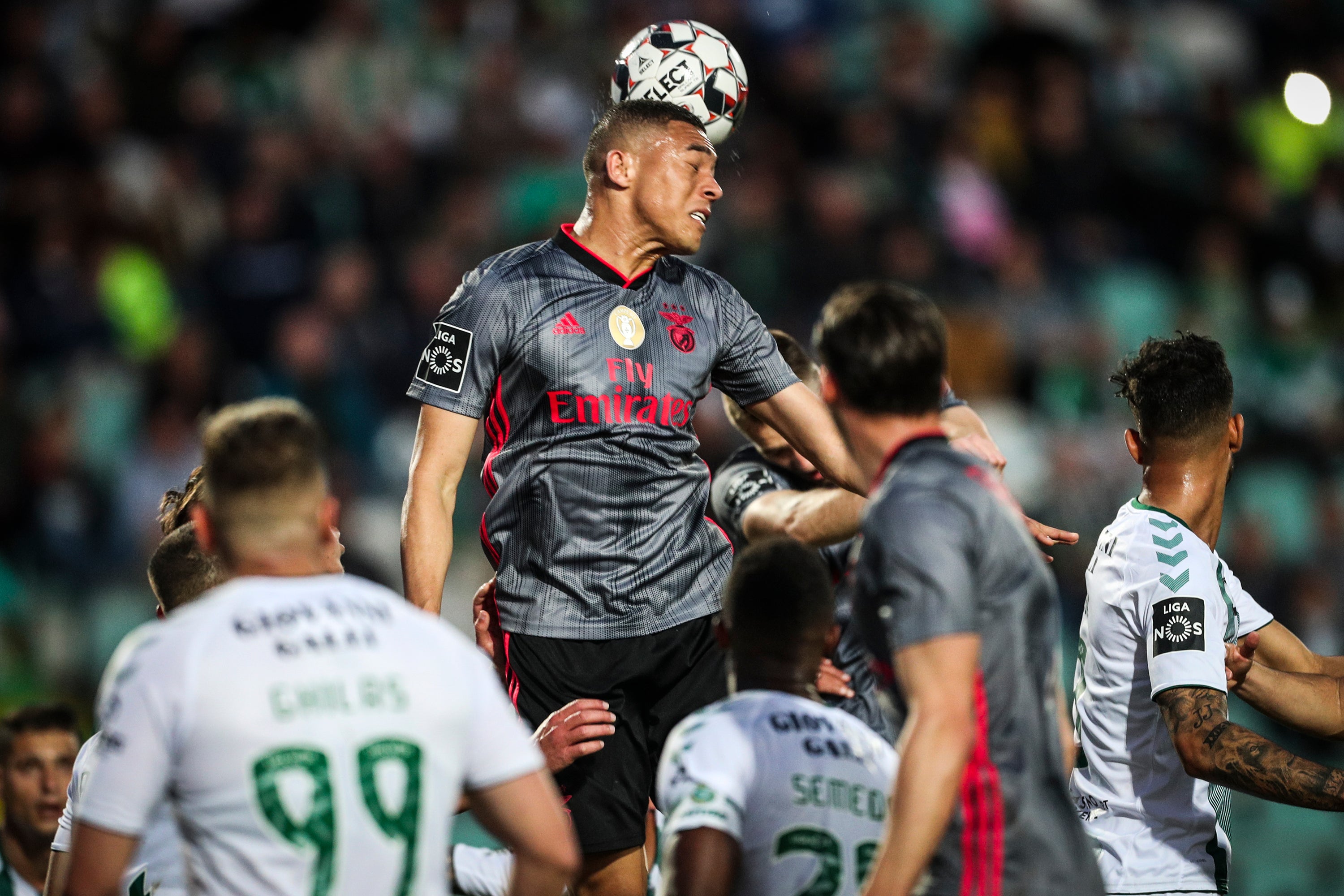 Carlos Vinicius wins a header in the air