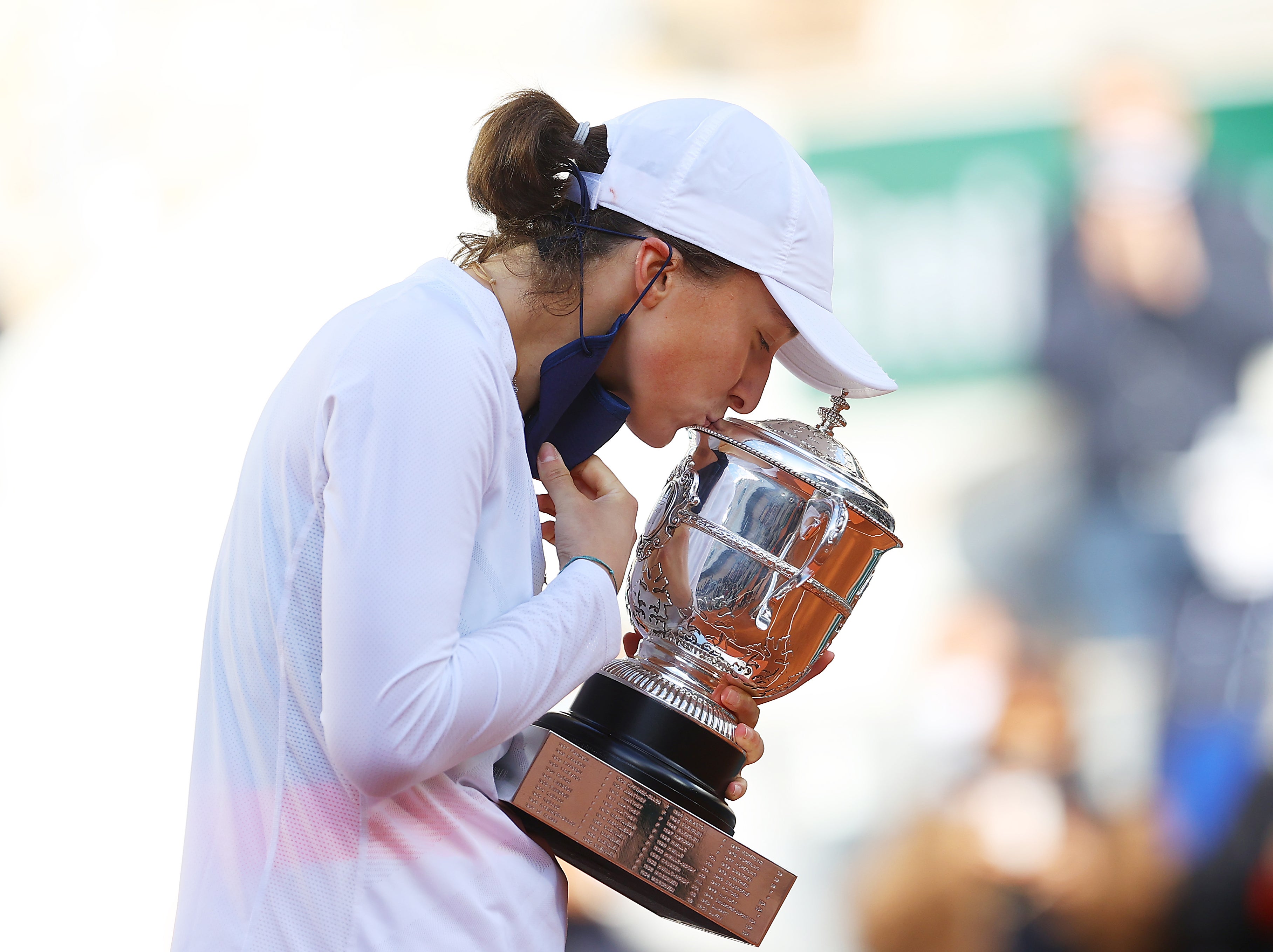 Iga Swiatek, 19, celebrates with the French Open trophy