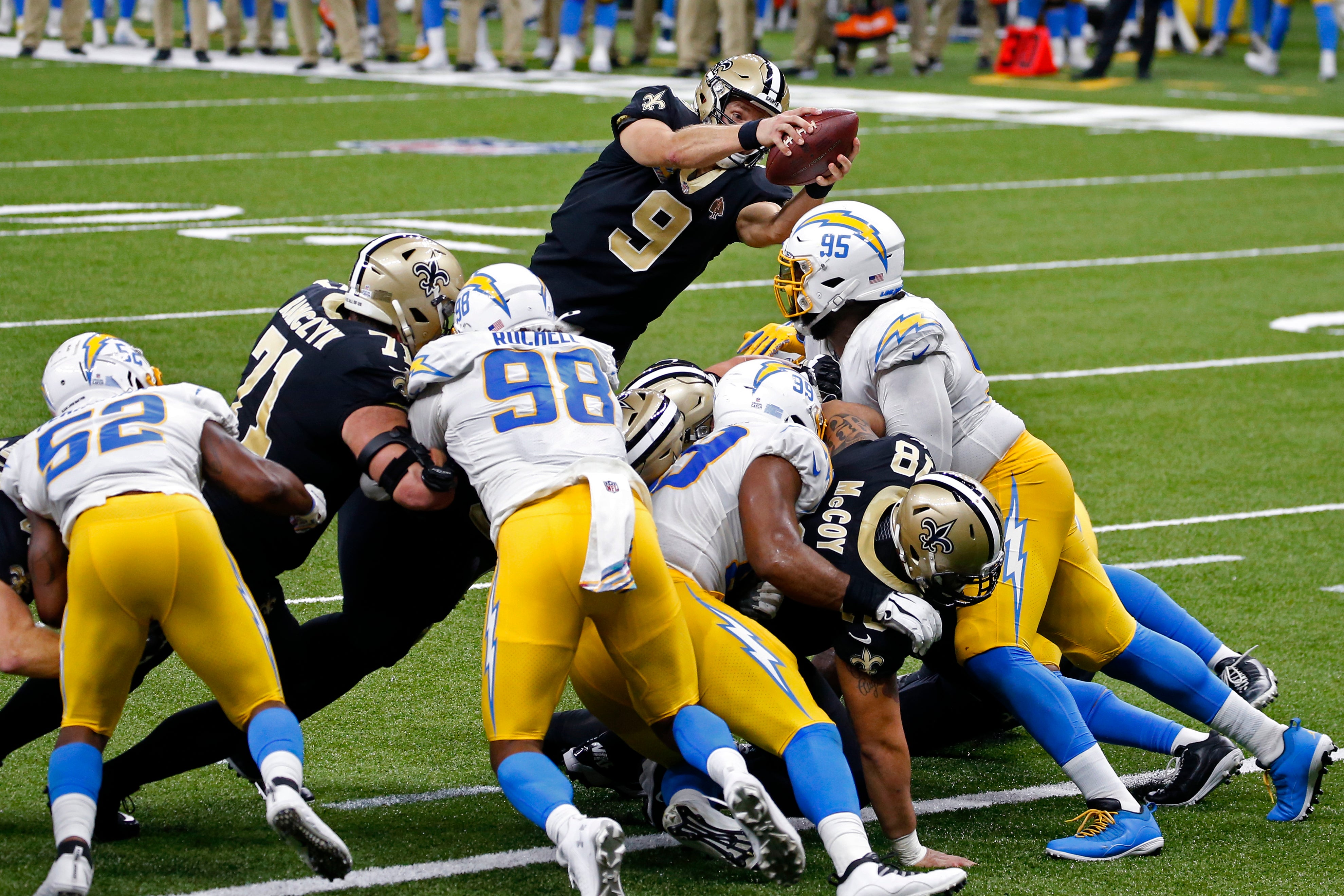 Drew Brees terminó con 33-47 para 325 yardas y anotó por tierra