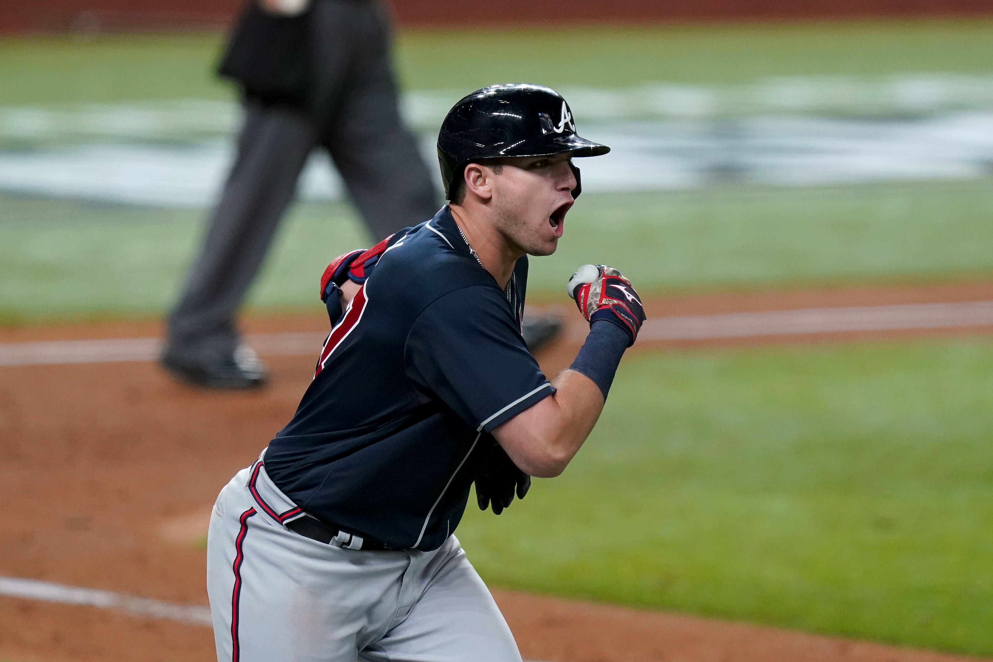 Austin Riley se voló la barda en el noveno episodio para dar la ventaja del juego a los Bravos