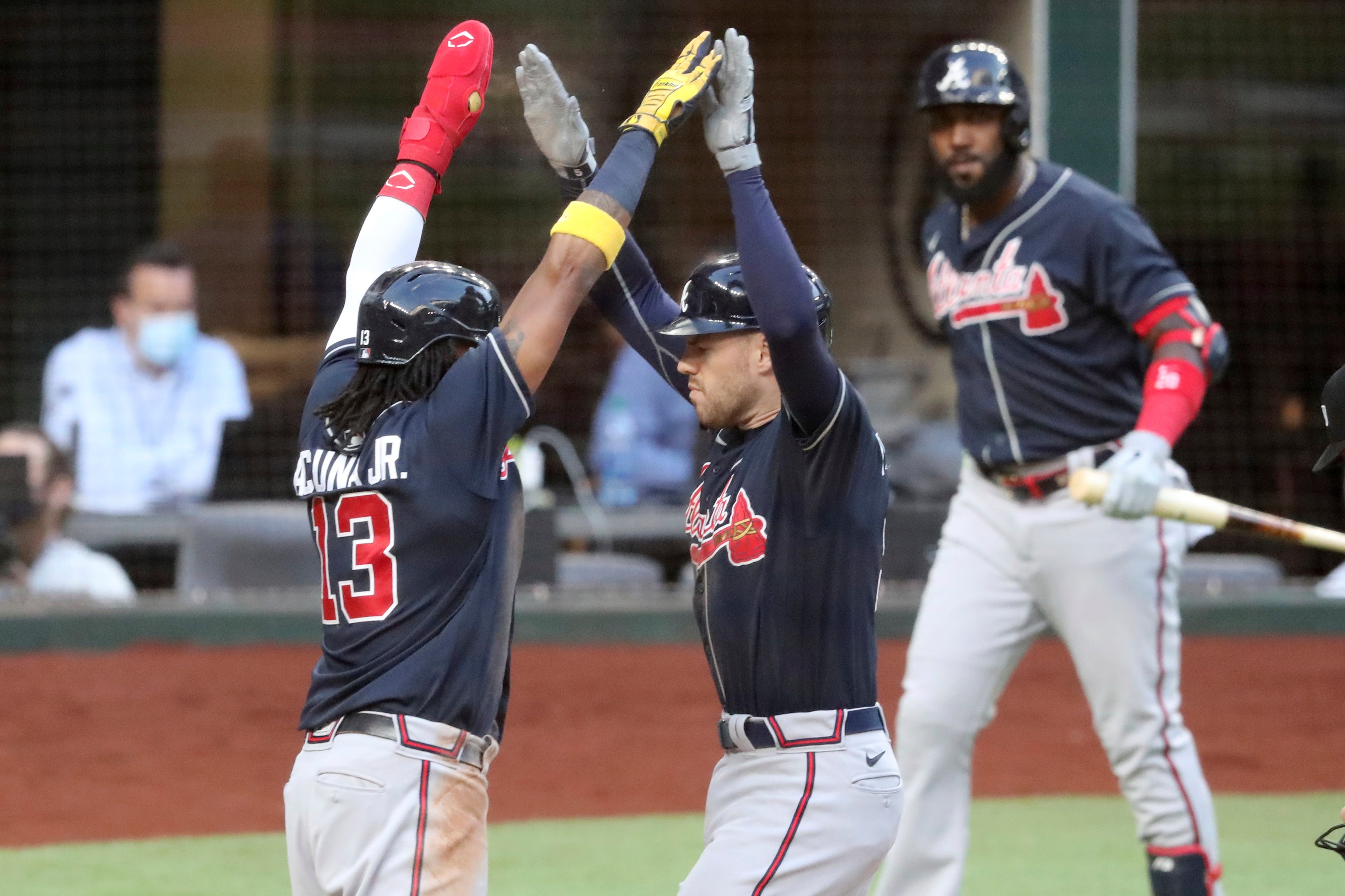 Freddie Freeman conectó su segundo jonrón de la serie y dio la ventaja inicial a los Bravos