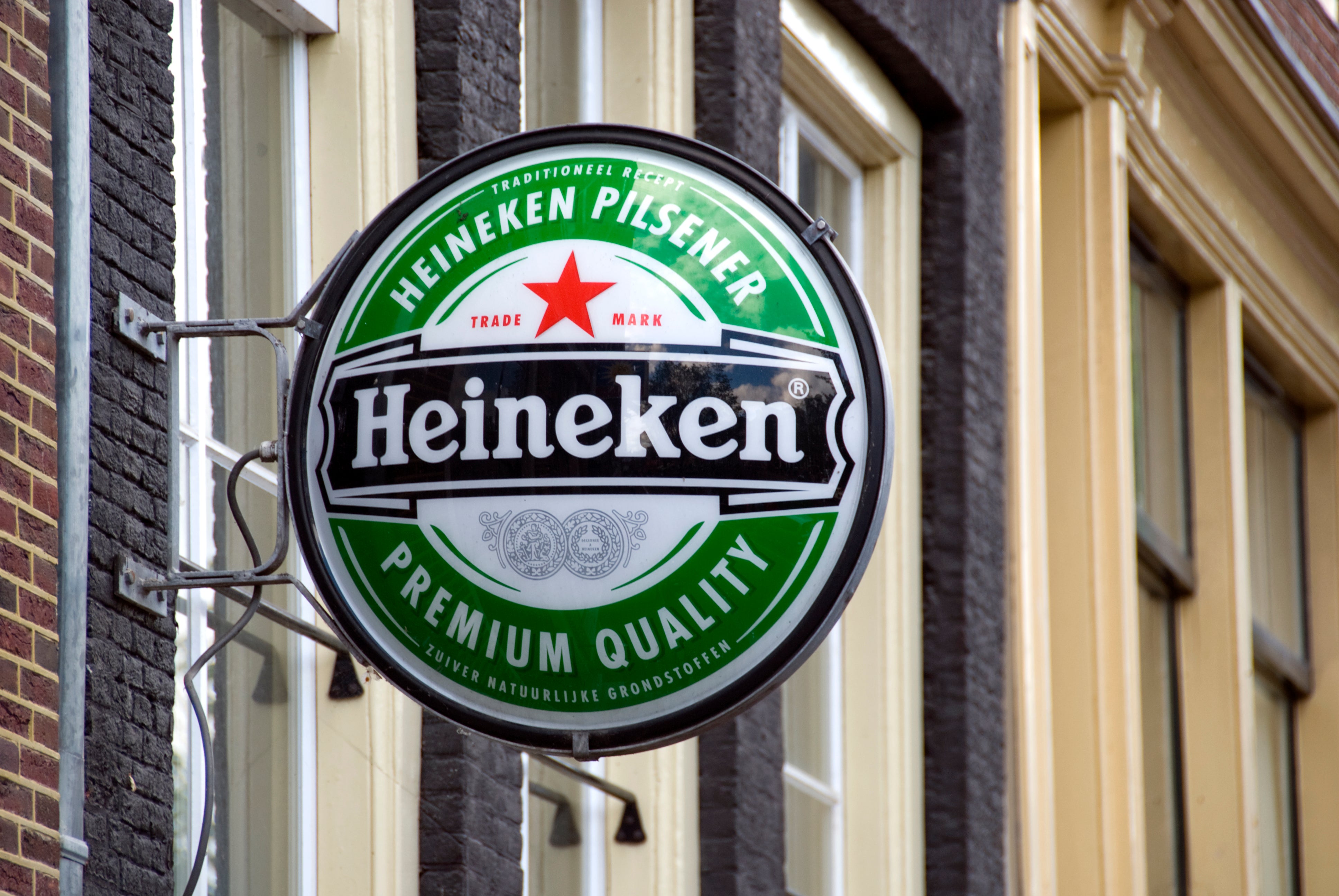 Heineken leases 1,900 pubs in England and Wales