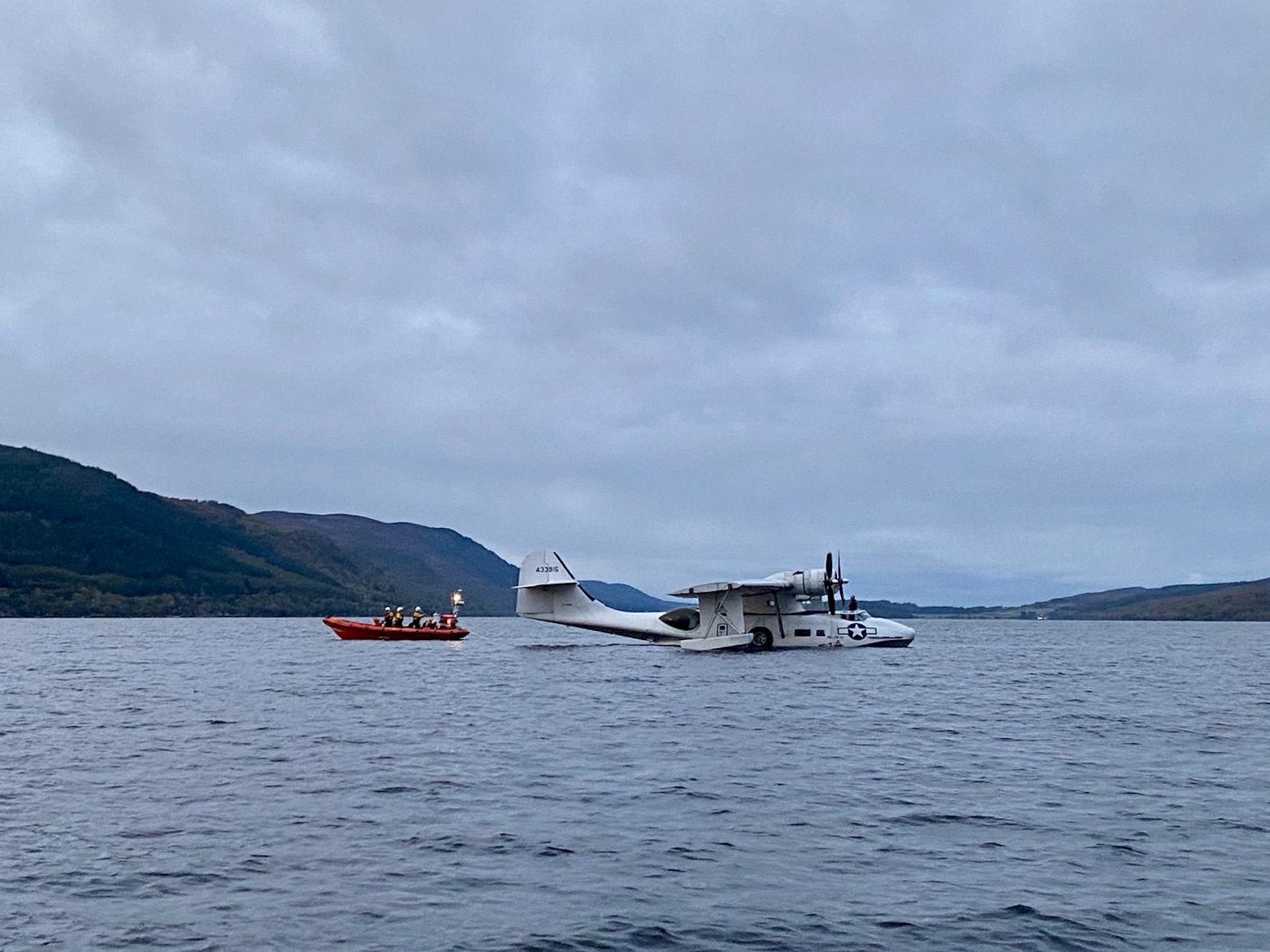 Lifeboat rescues stranded seaplane on Loch Ness