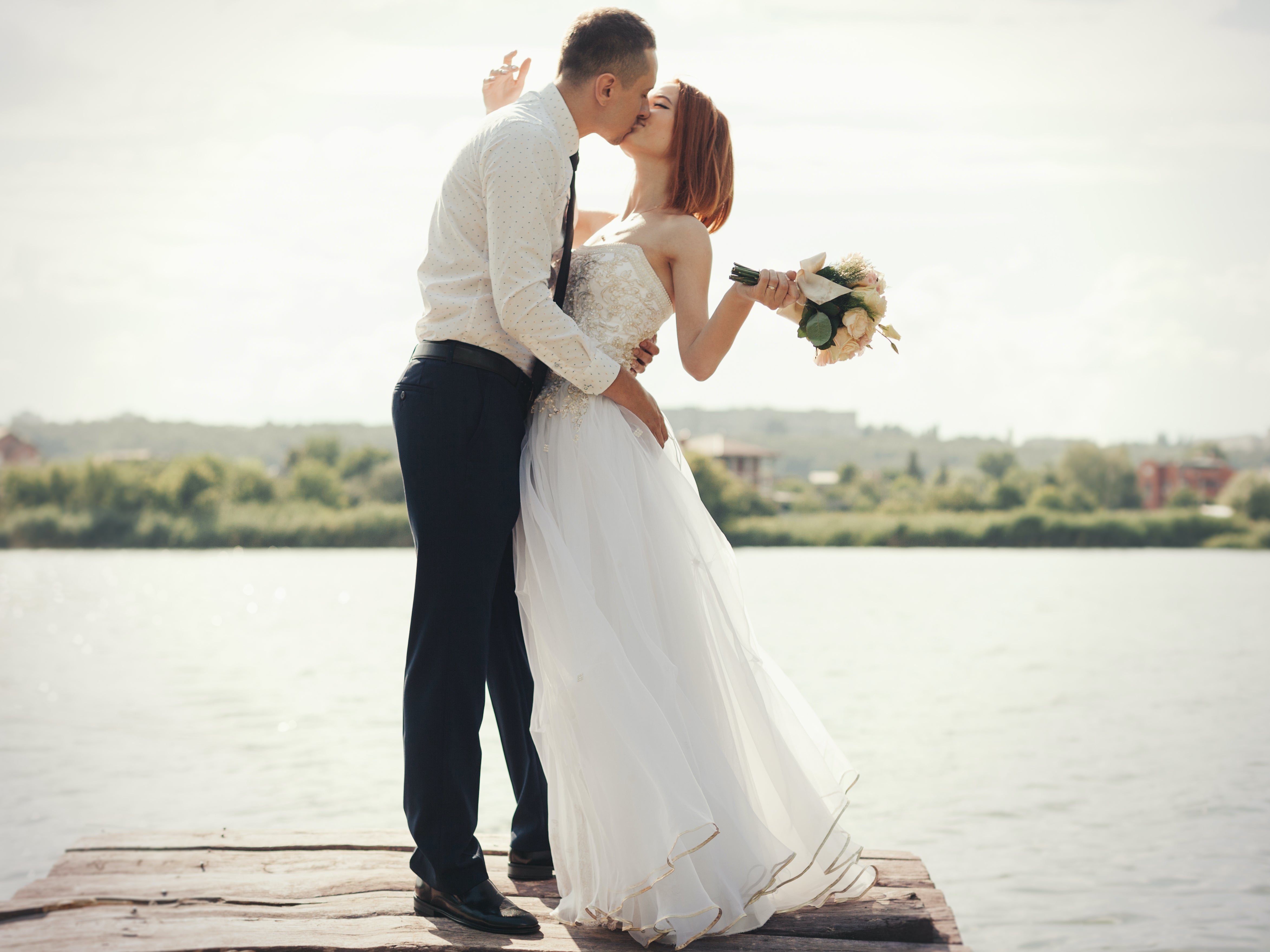 Couple marries along US-Canadian border so families can watch