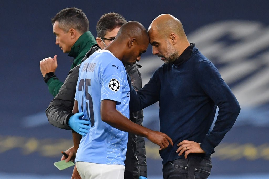 Guardiola and Fernandinho talk