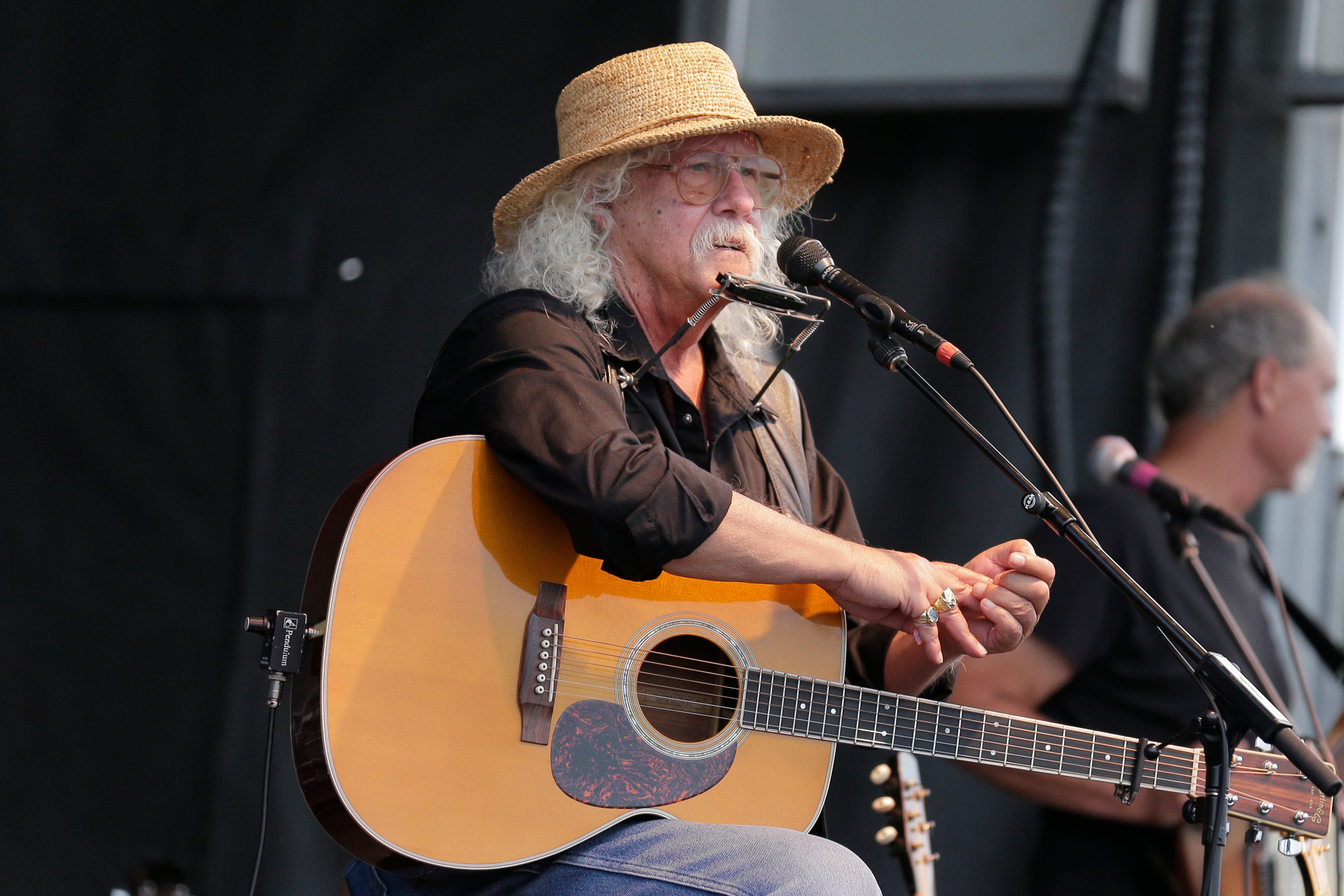 Arlo Guthrie Retires