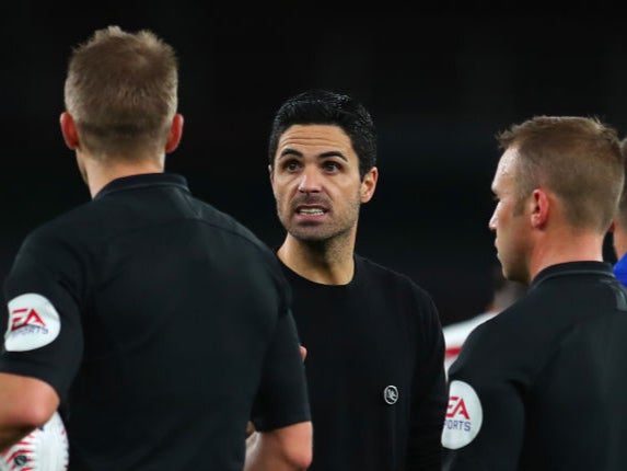 Mikel Arteta speaks to match referee Craig Pawson