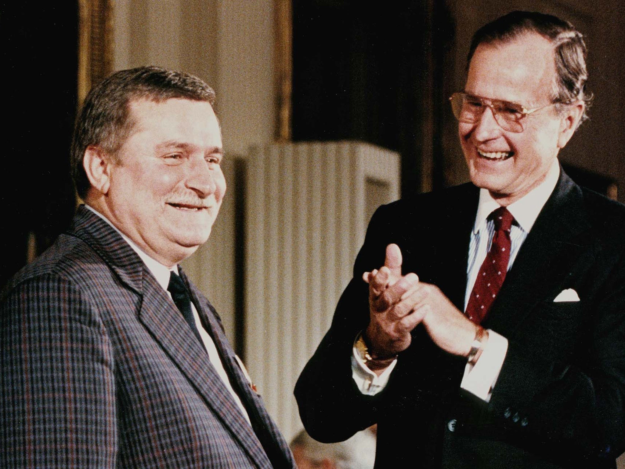 US president George Bush applauding Wałęsa during a ceremony at the White House in 1989