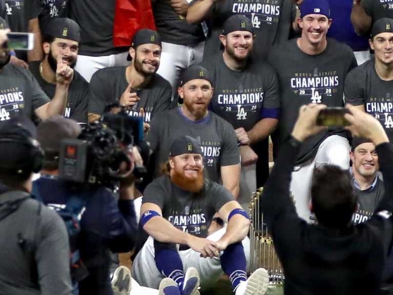 Justin Turner returned to celebrate with his teammates despite his positive Covid-19 test