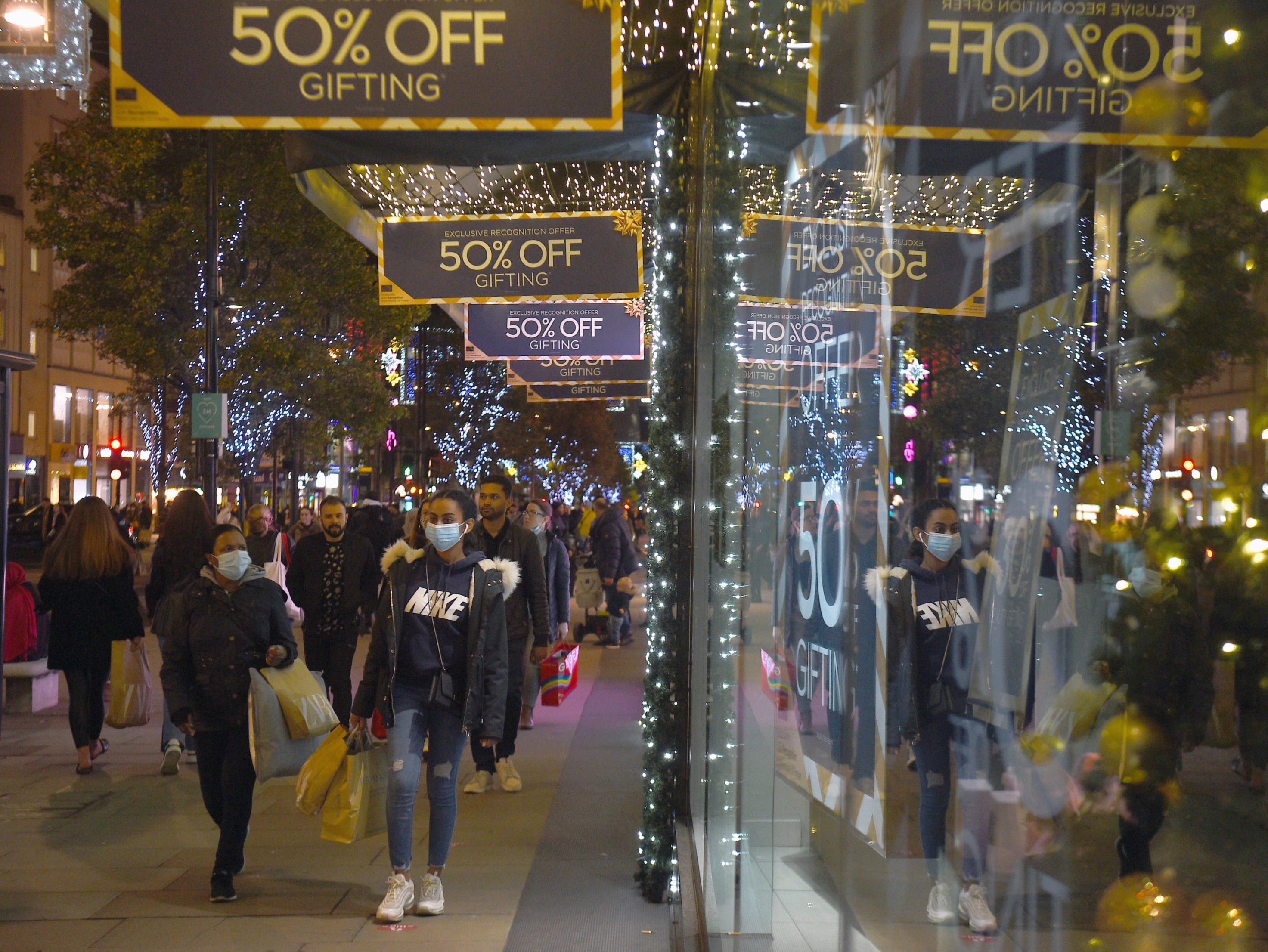 Last-minute haircuts and pints as England prepares for second lockdown