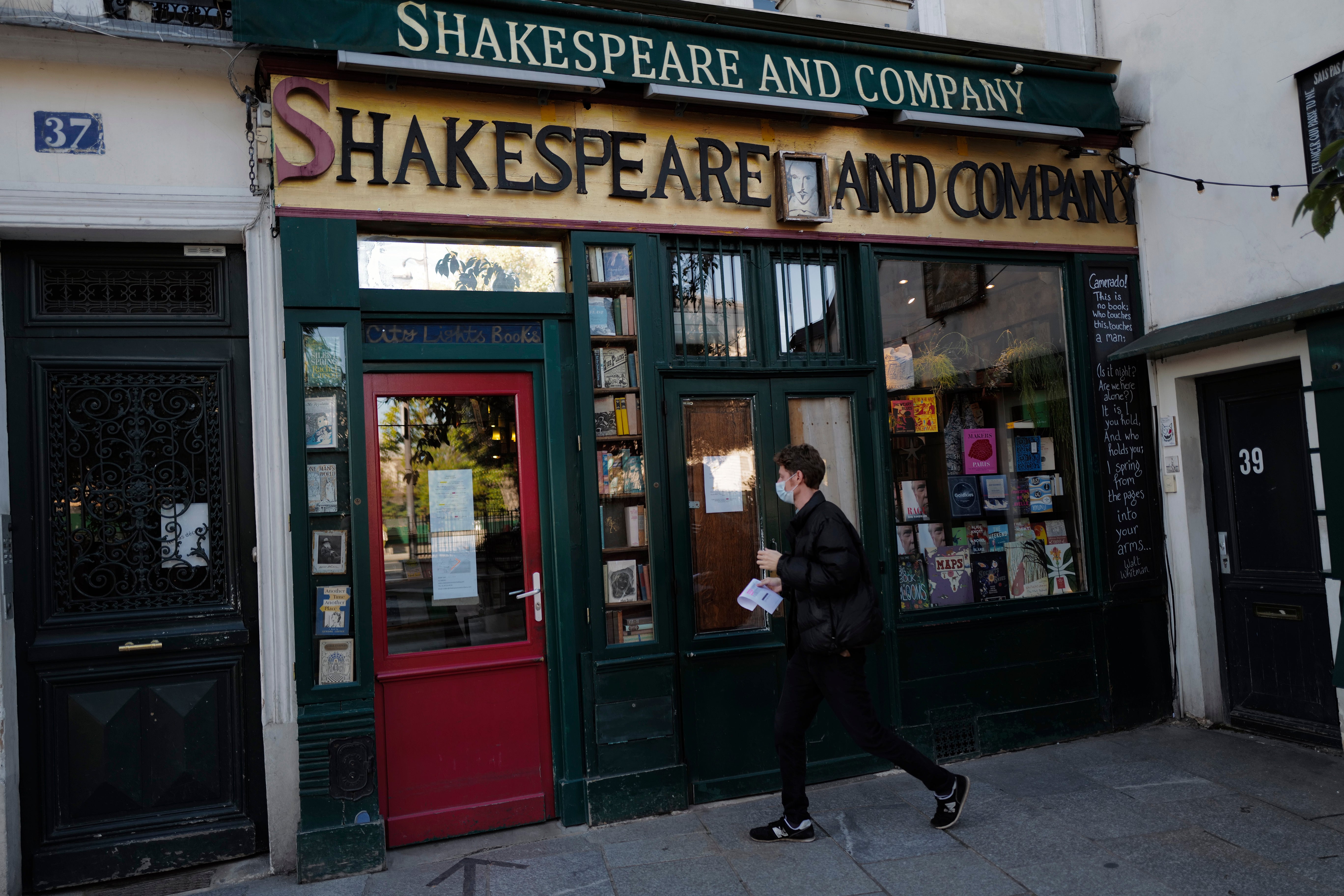 France Struggling Bookstore