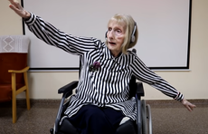 Watch as ballerina with Alzheimer’s remember Swan Lake choreography