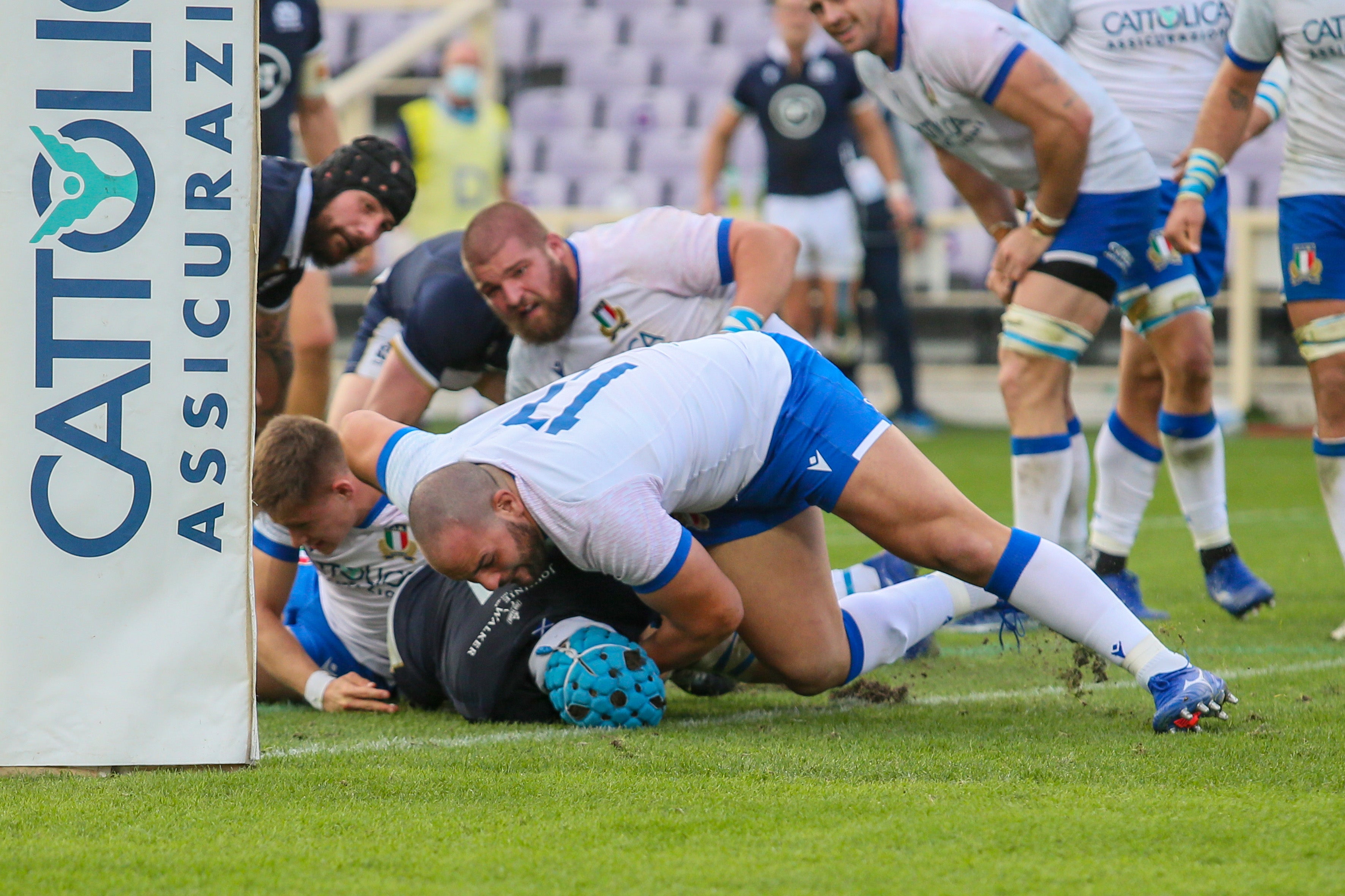 Scott Cummings scores a try for Scotland