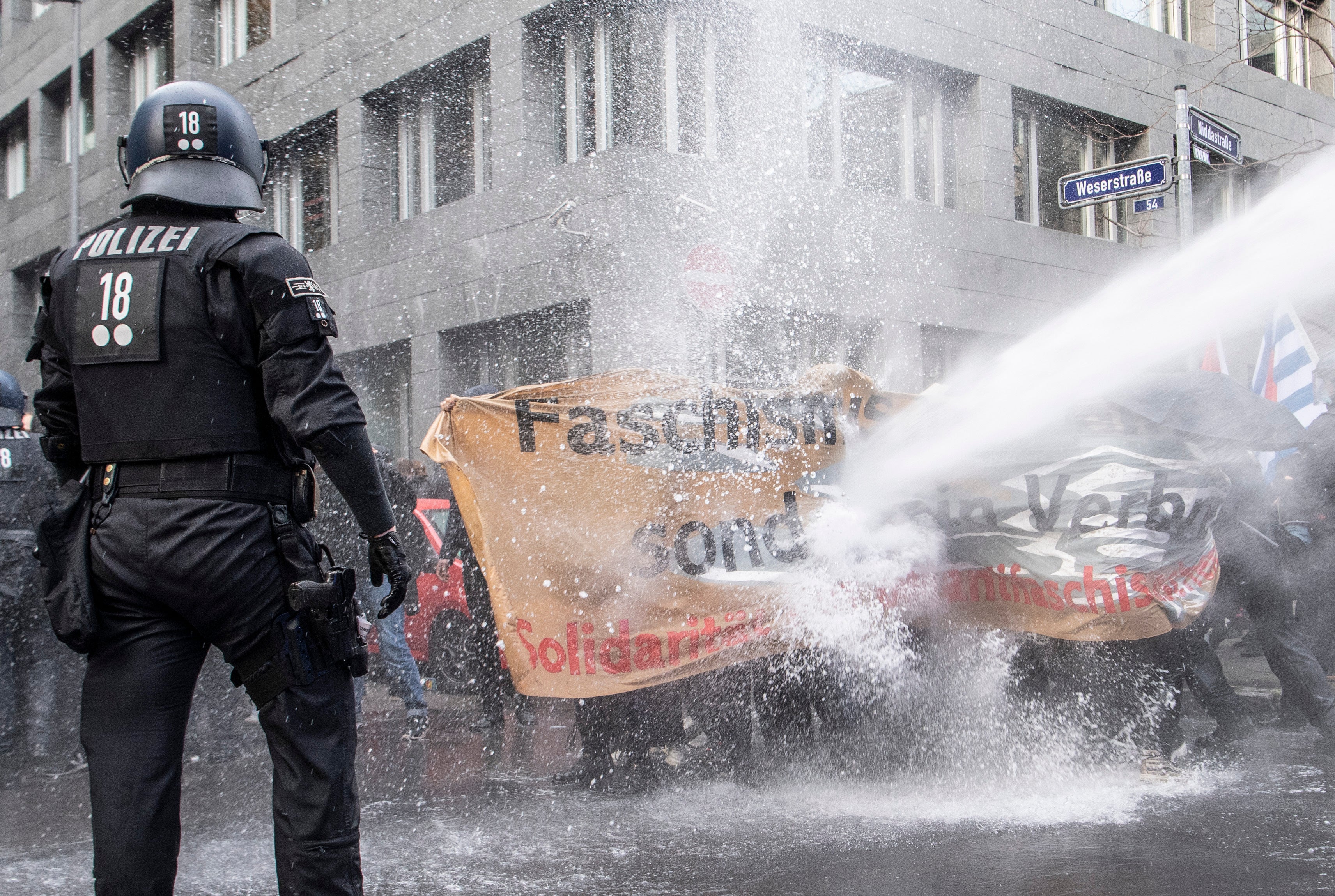 The police use a water cannon on the opponents of the "lateral thinking" demonstration in the city centre under the motto "No lockdown for Bembeltown! " in Frankfurt