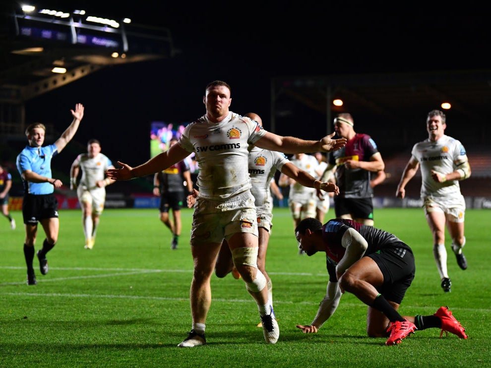 Sam Simmonds of Exeter dives over to score