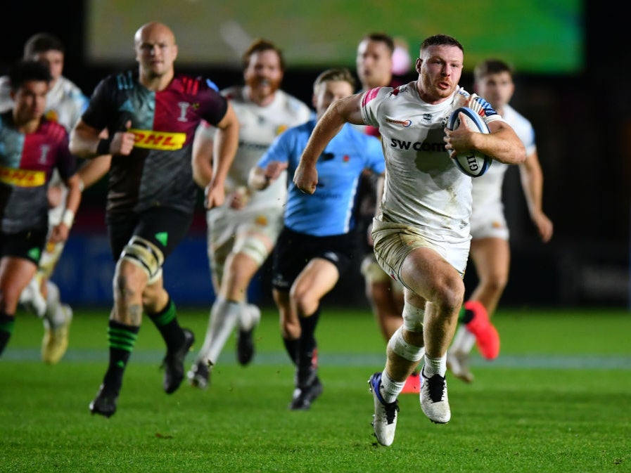 Sam Simmonds of Exeter makes a break on his way to scoring