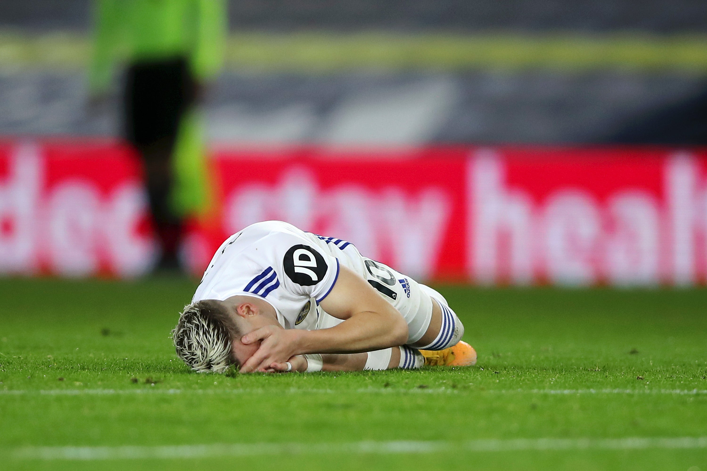 Ezgjan Alioski reacts to the headbutt from Nicolas Pepe