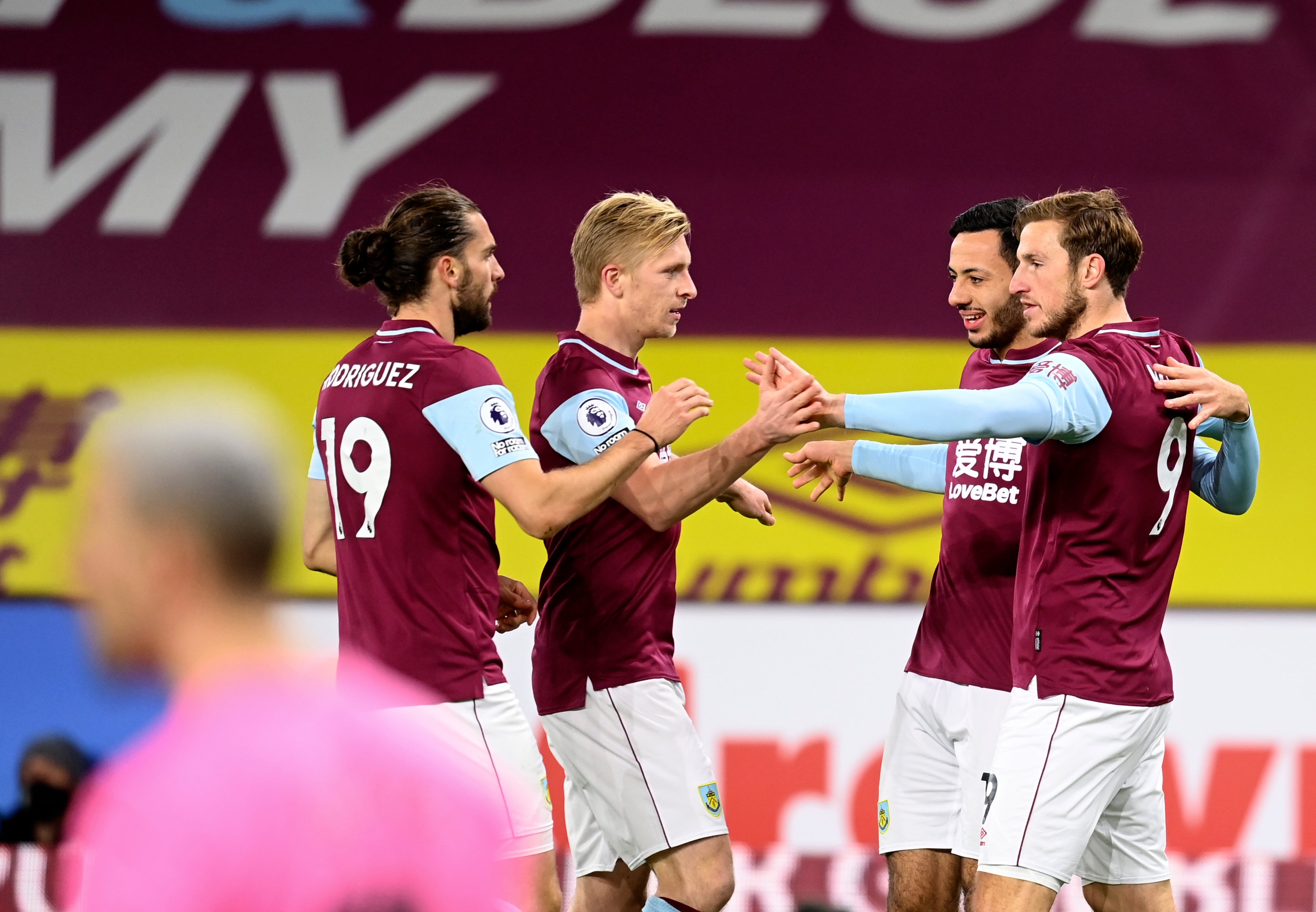 Burnley celebrate the goal of Chris Wood