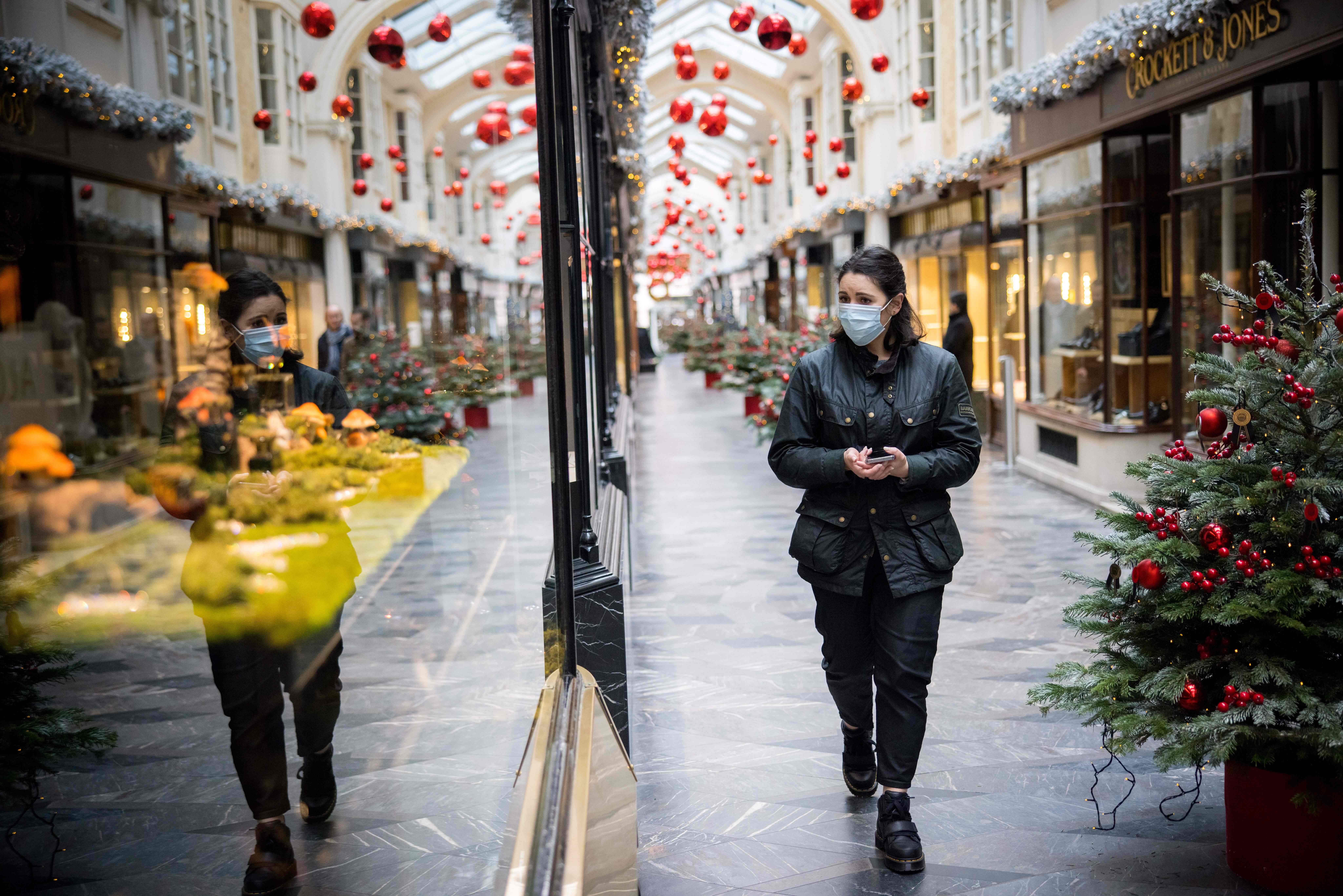 Three households can mix at Christmas in five-day loosening of rules