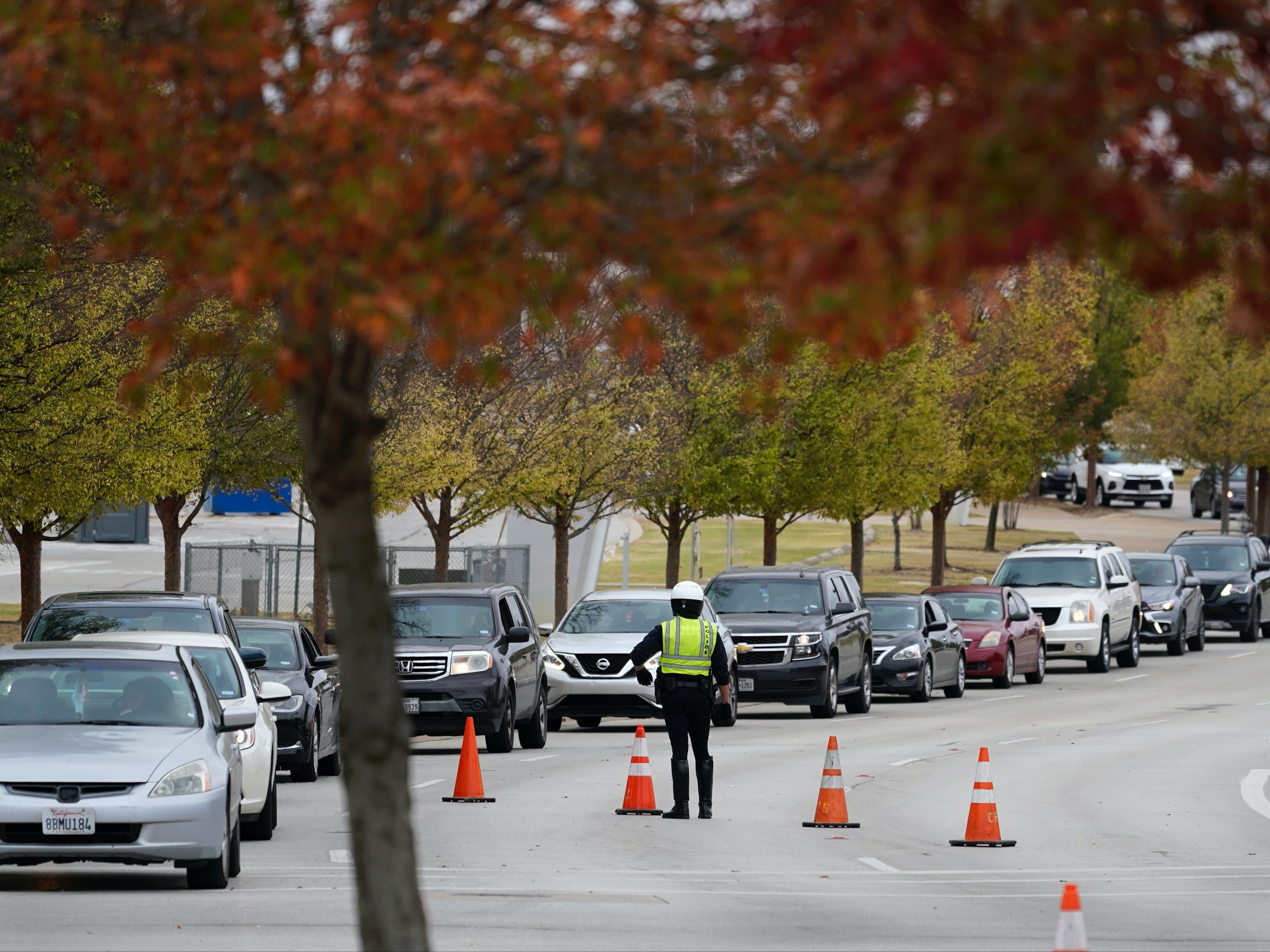 In Texas, hundreds of vehicles lined up to pick up food ahead of Thanksgiving&nbsp;