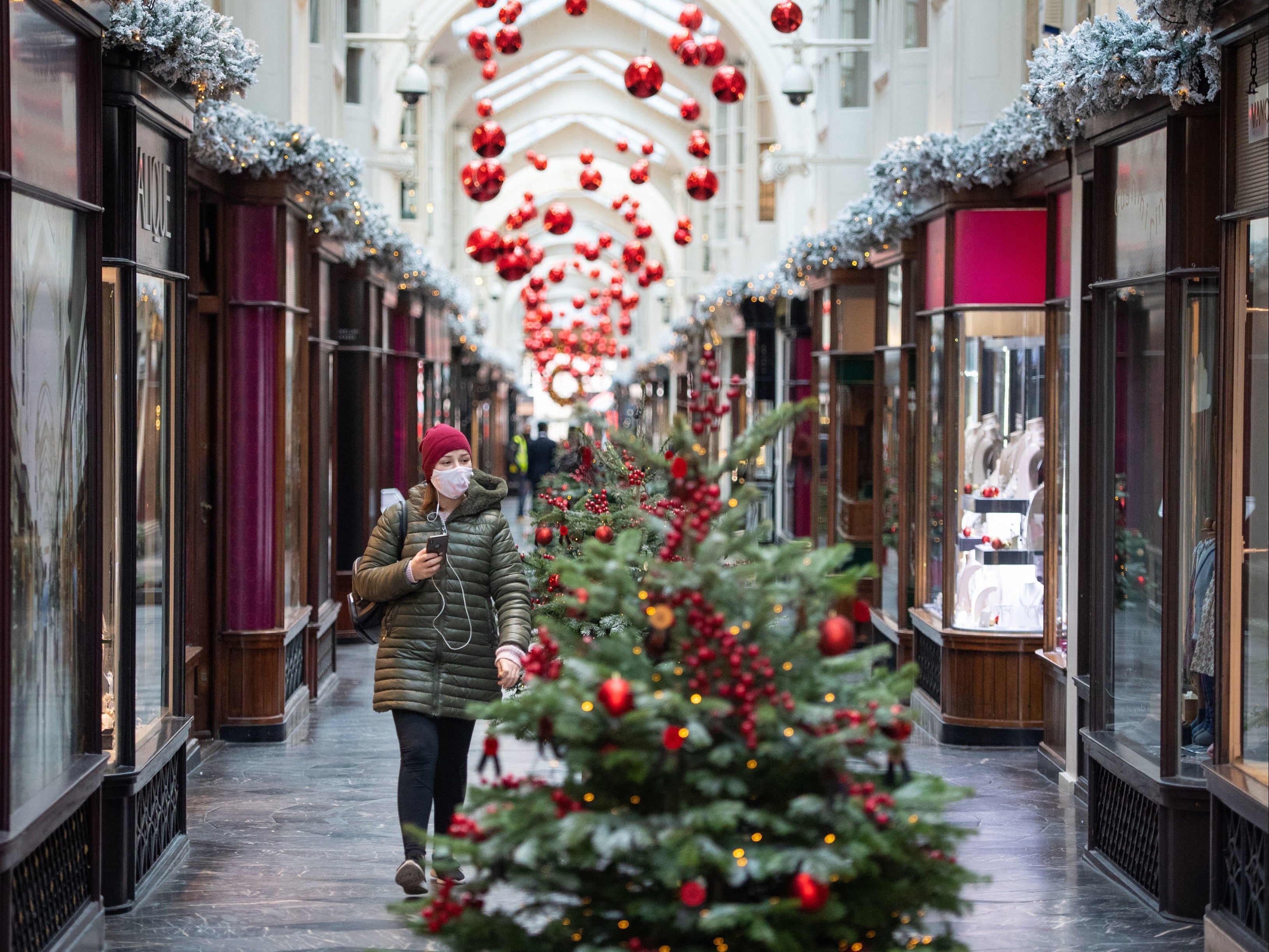 Christmas bubbles ‘could lead to third Covid wave’ - live