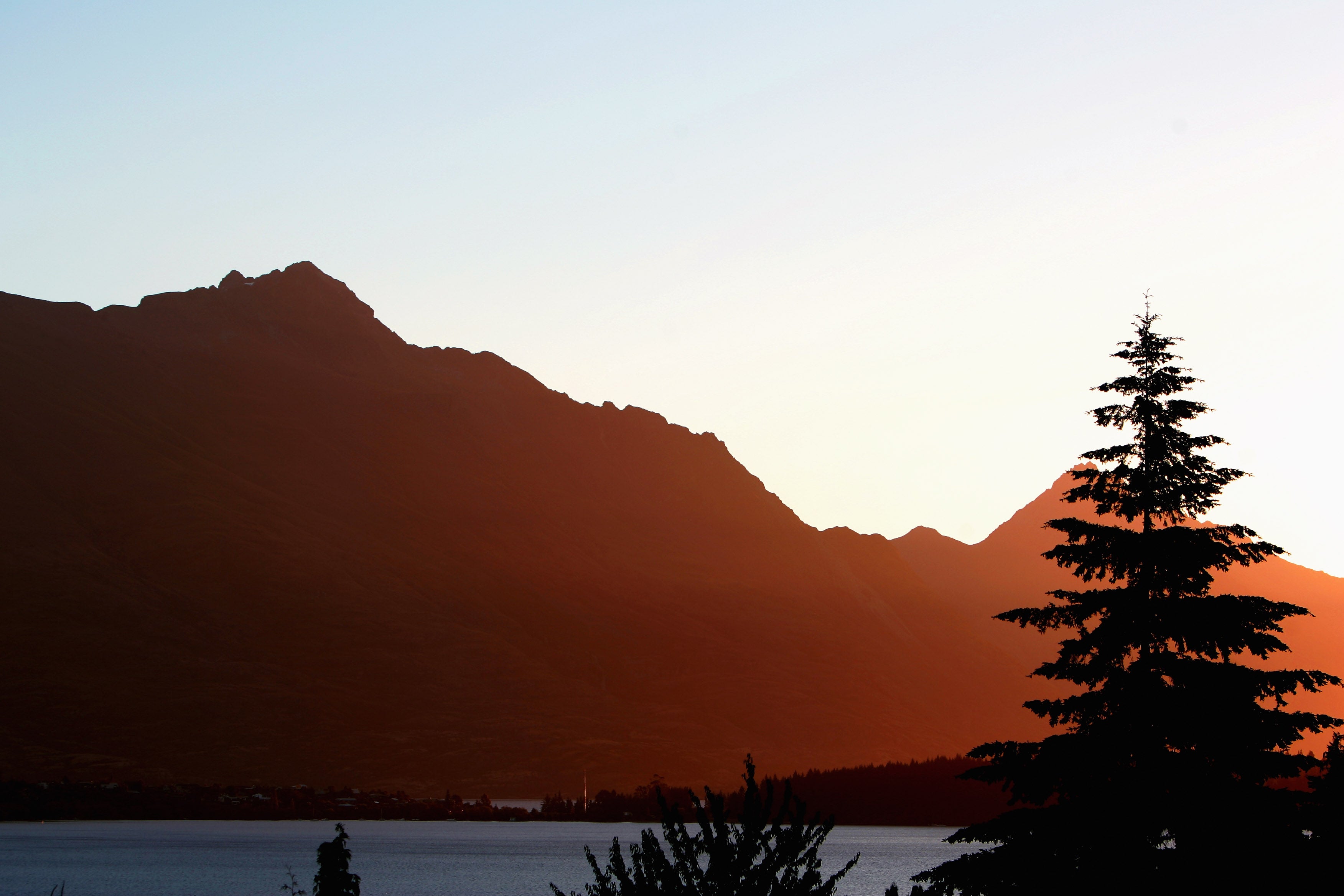 A couple is set to give 900 acres of property near Lake Wakatipu to the Queen Elizabeth II National Trust.