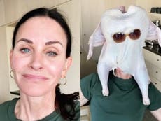 Courteney Cox recreates iconic Friends turkey scene