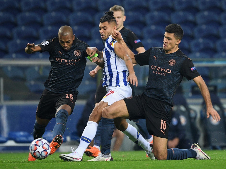 Fernandinho and Rodri form a double pivot in front of defence