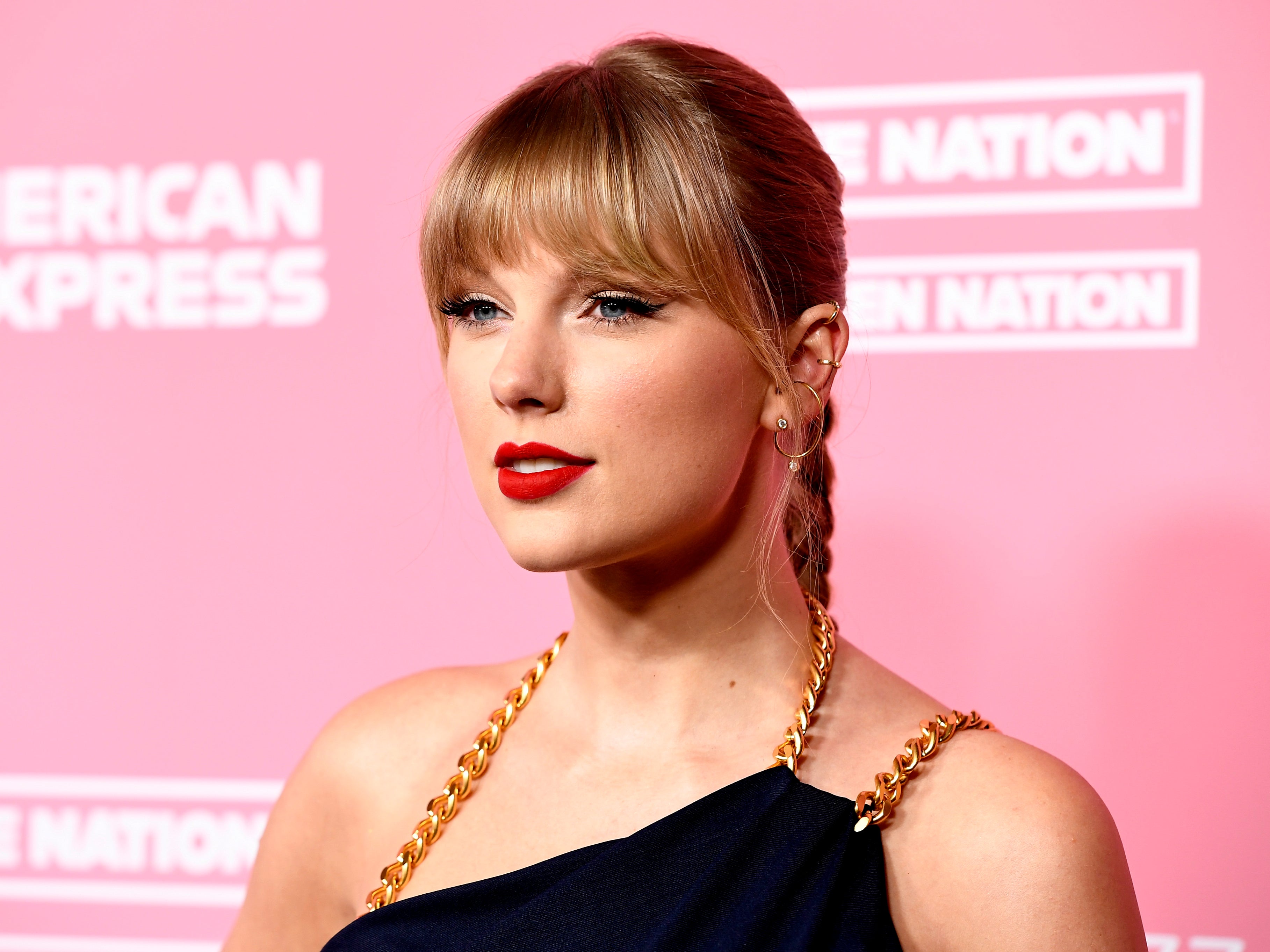 Taylor Swift donates to two mothers unable to pay rent amid pandemic