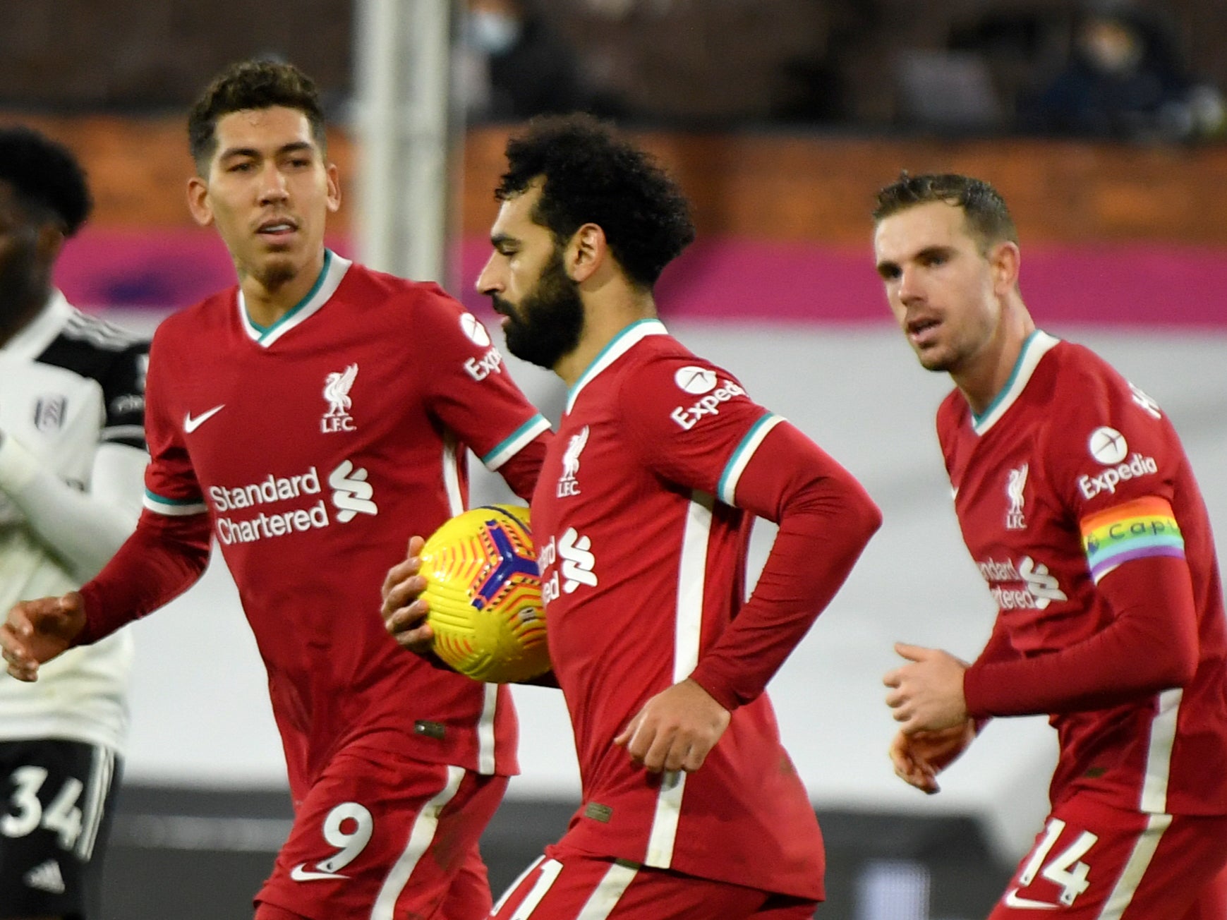 Mohamed Salah recupera el balón tras marcar el penalti