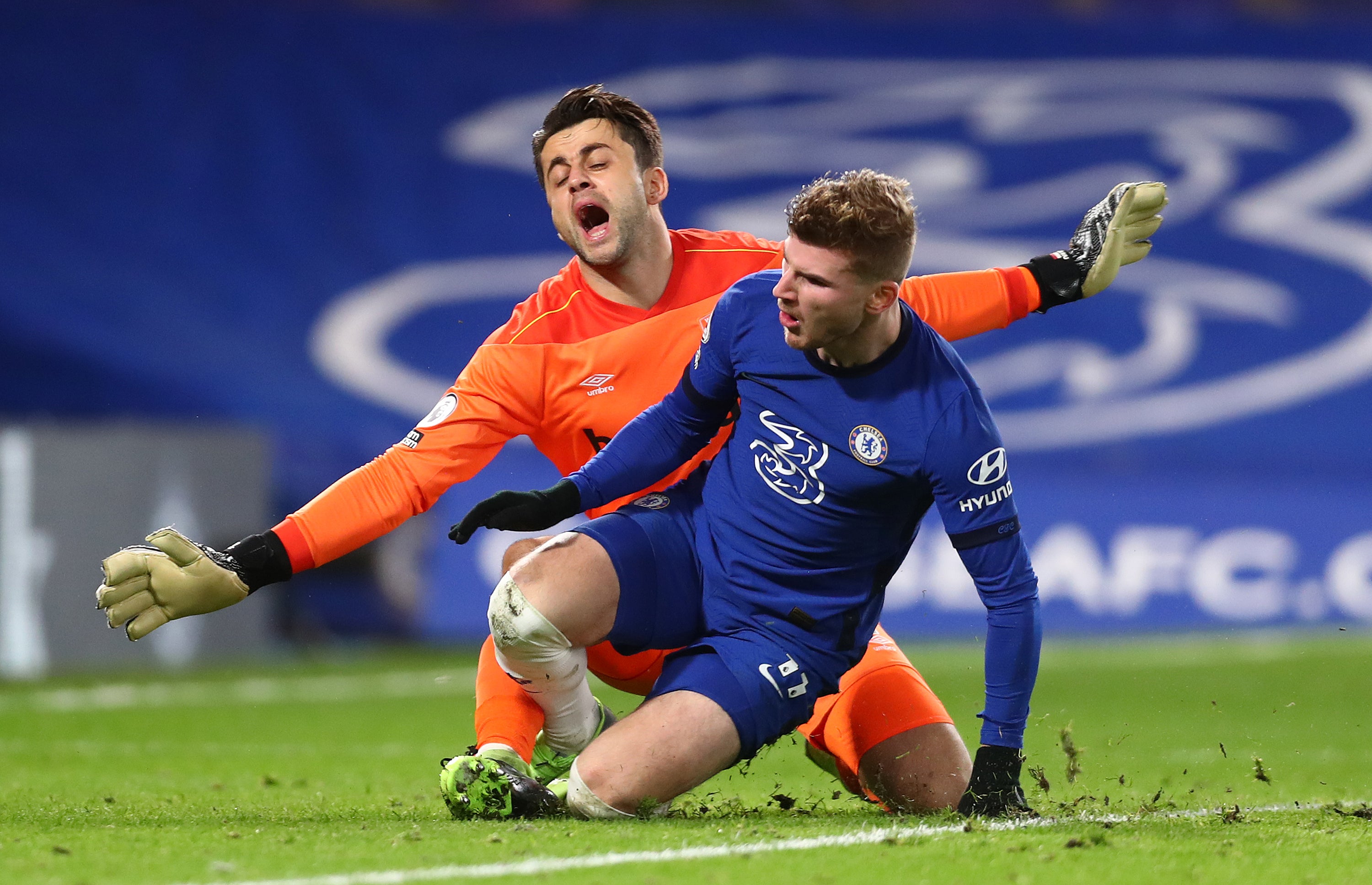 Timo Werner collides with Lucasz Fabianski