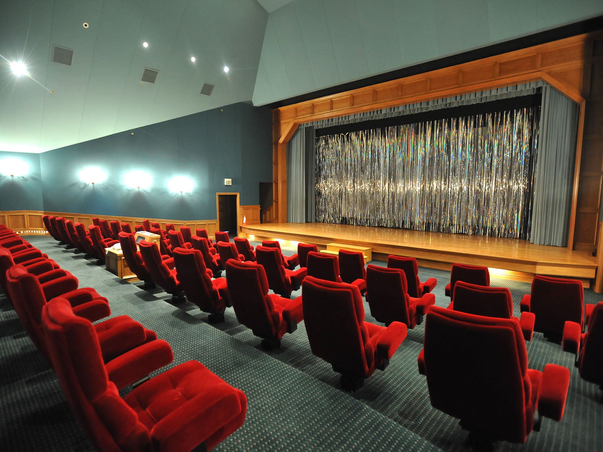 Neverland included a sprawling theater and stage, complete with a candy counter and children’s hospital beds built into the walls so sick visitors could still enjoy entertainment