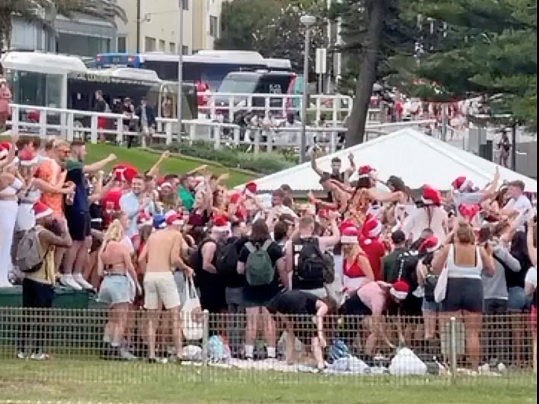 UK backpackers ‘face deportation’ over Covid beach parties in Sydney