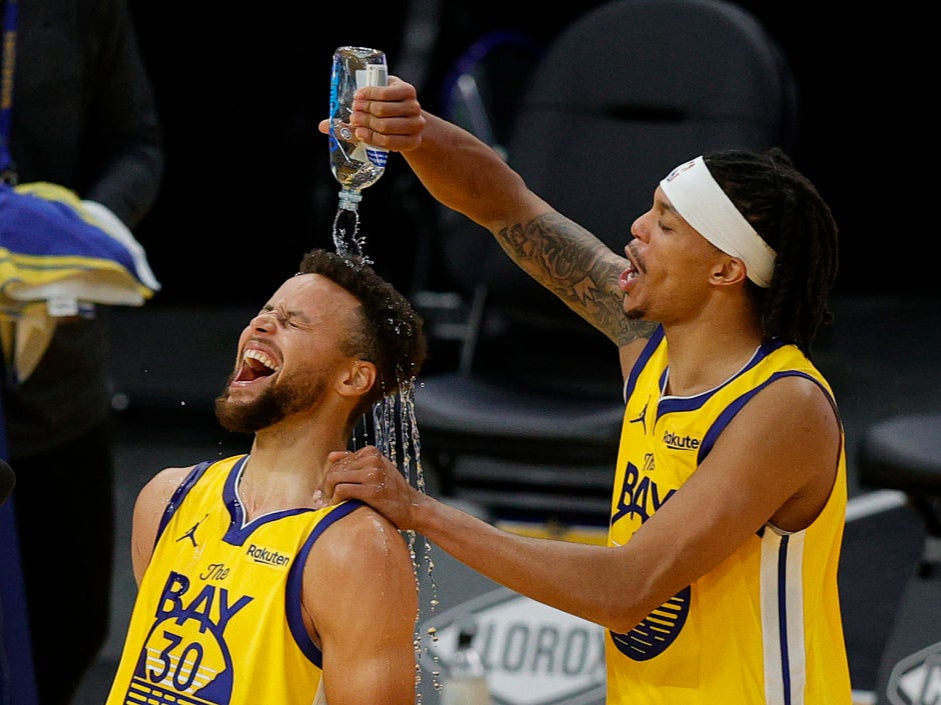 Stephen Curry celebrates with Damion Lee