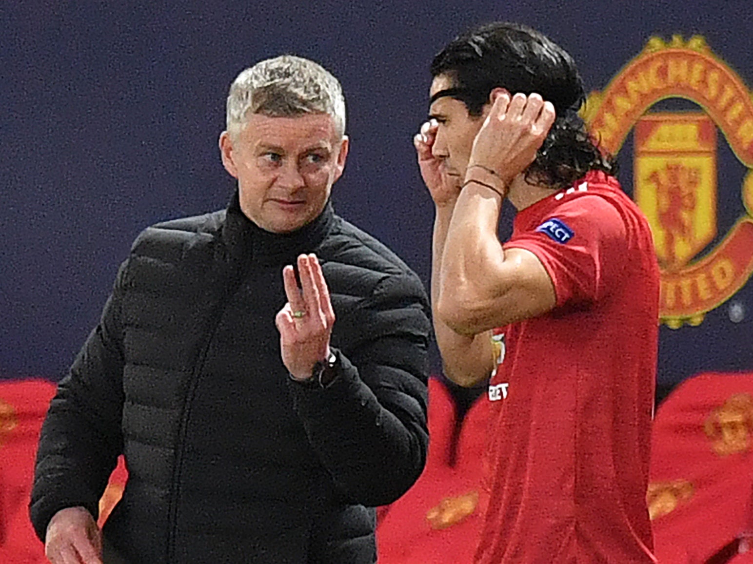 Manchester United manager Ole Gunnar Solskjaer with Edinson Cavani