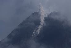 Indonesia's Merapi volcano spews hot clouds, 500 evacuate