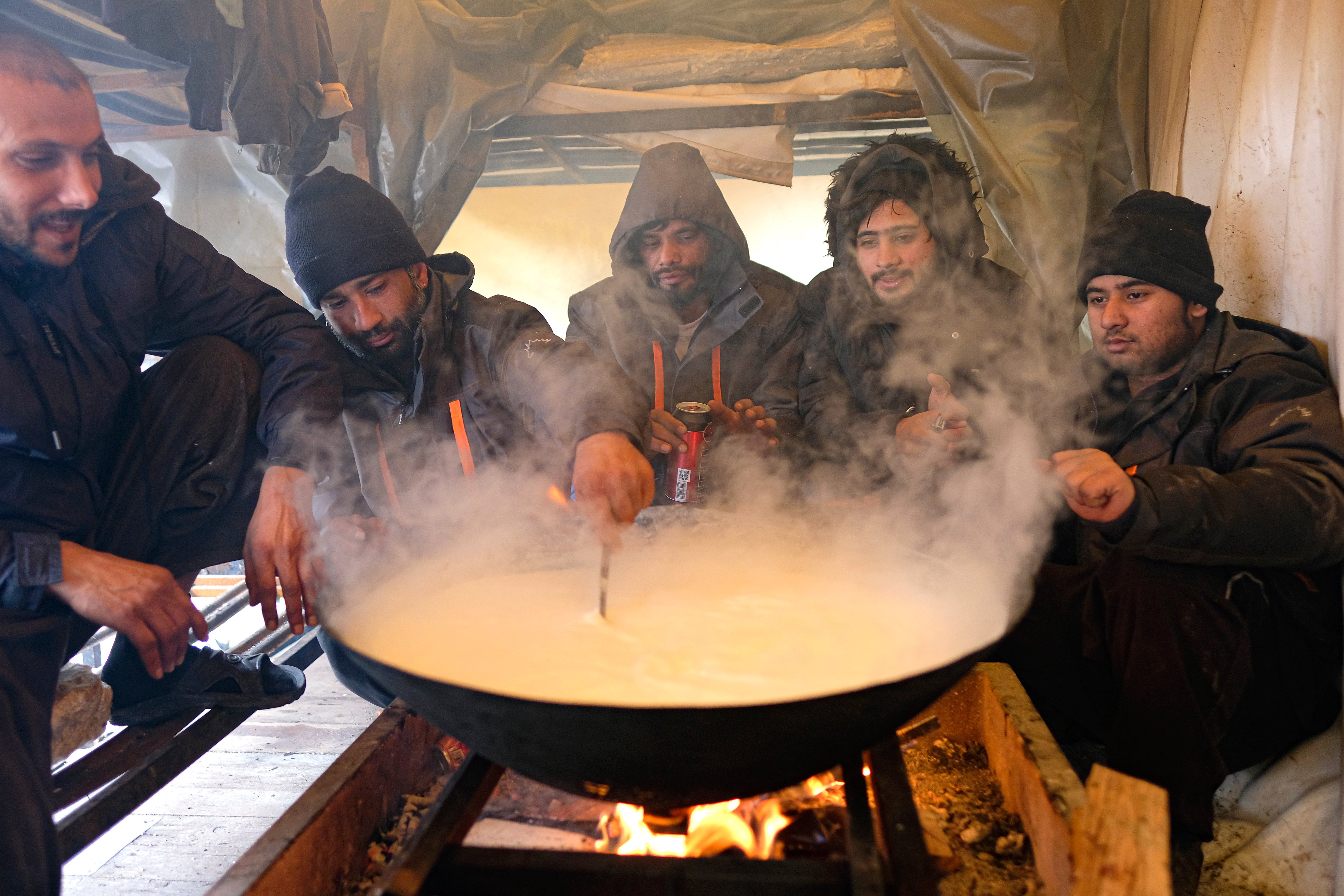 APTOPIX Bosnia Migrants Snow