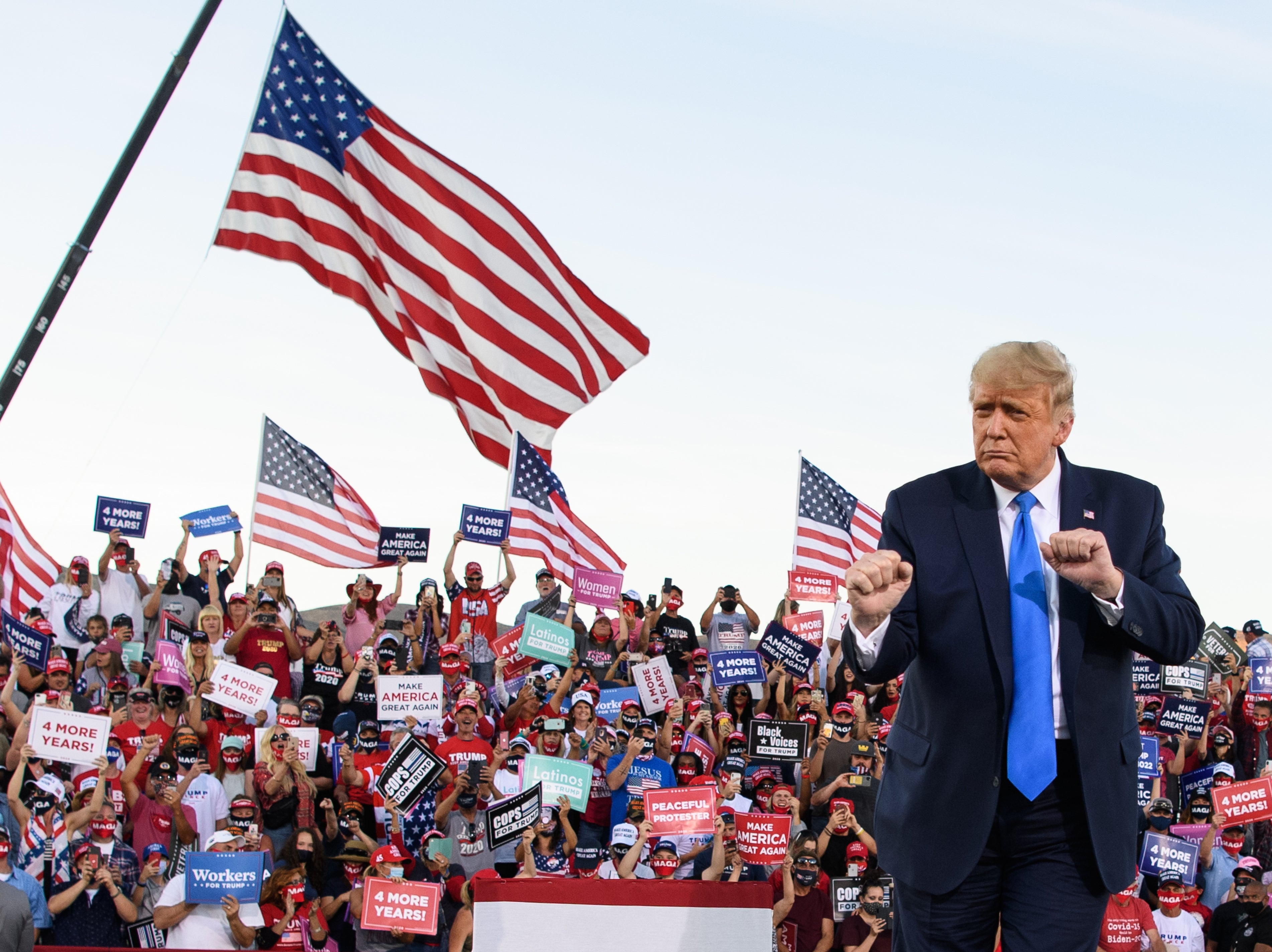 El presidente de Estados Unidos, Donald Trump, baila al final de un mitin en el aeropuerto de Carson City en Carson City, Nevada