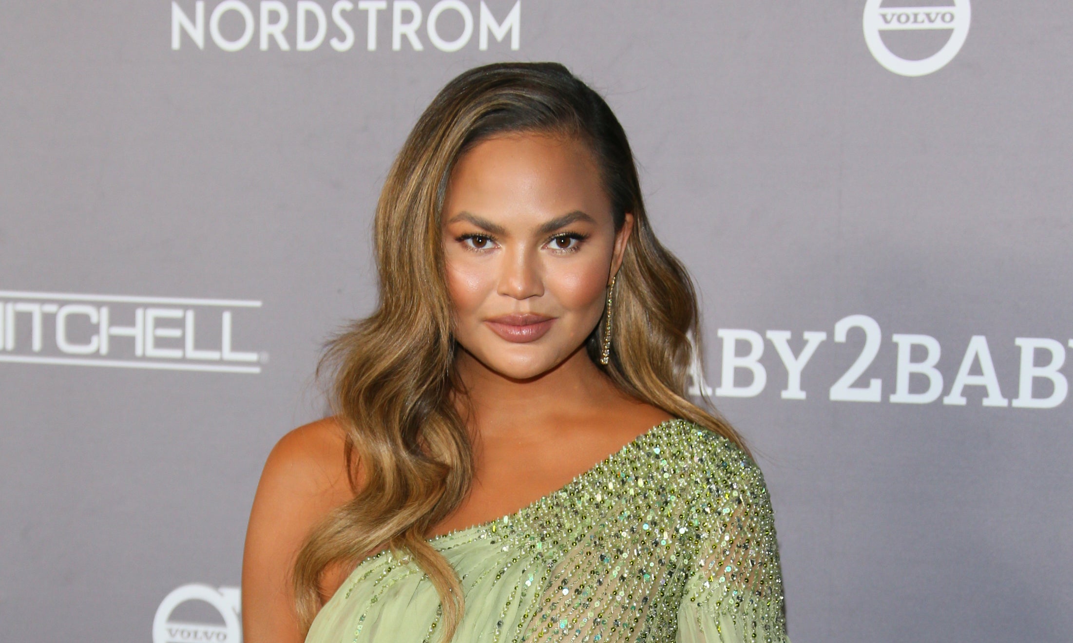 Chrissy Teigen clarifies tweet about learning to horseback ride