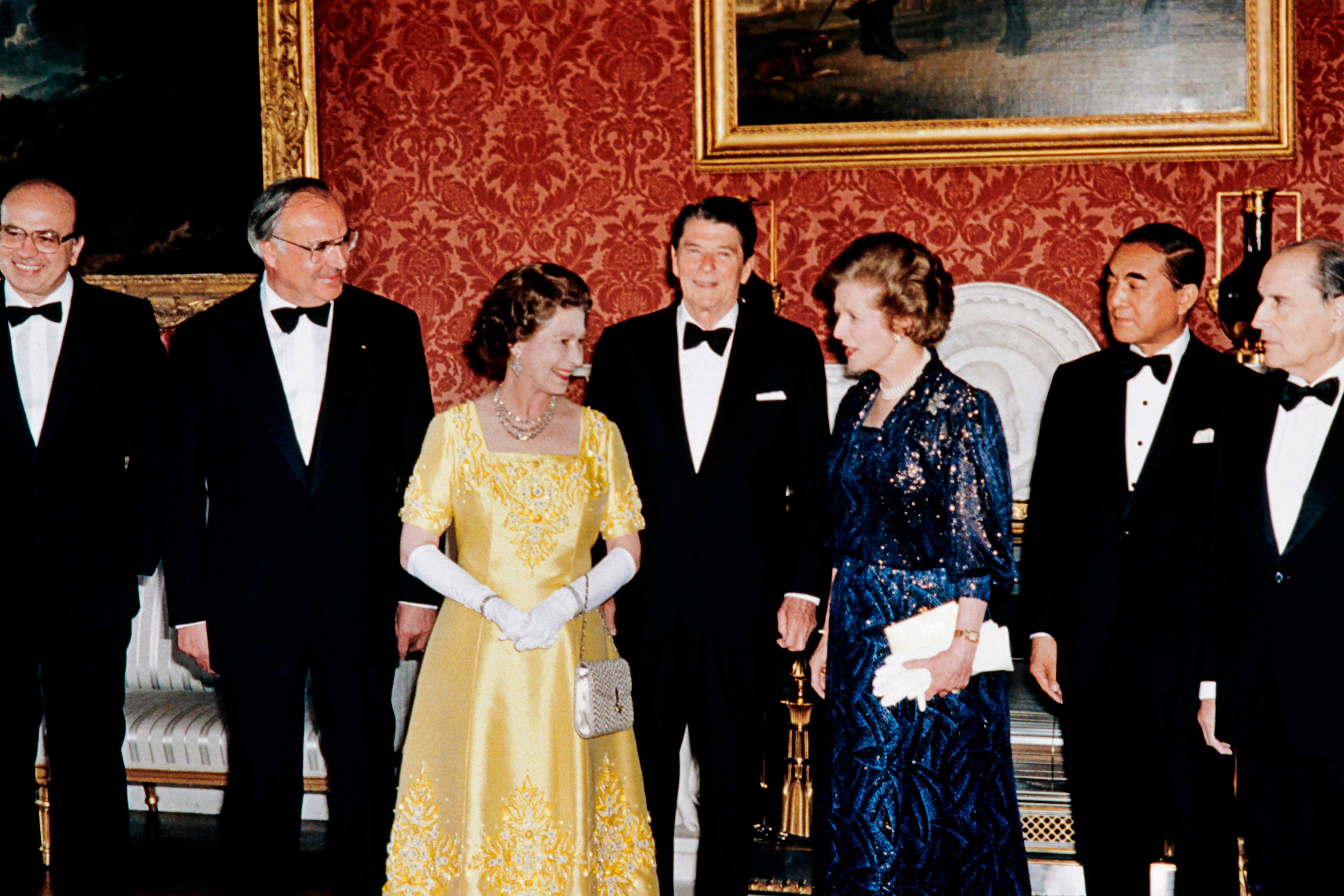 Britain’s Queen Elizabeth II poses on 6 September 1984 at Buckingham Palace with economic summit leaders (R-L) Francois Mitterrand, Yasuhiro Nakasone, Margaret Thatcher, Ronald Reagan, Helmut Kohl and Bettino Craxi