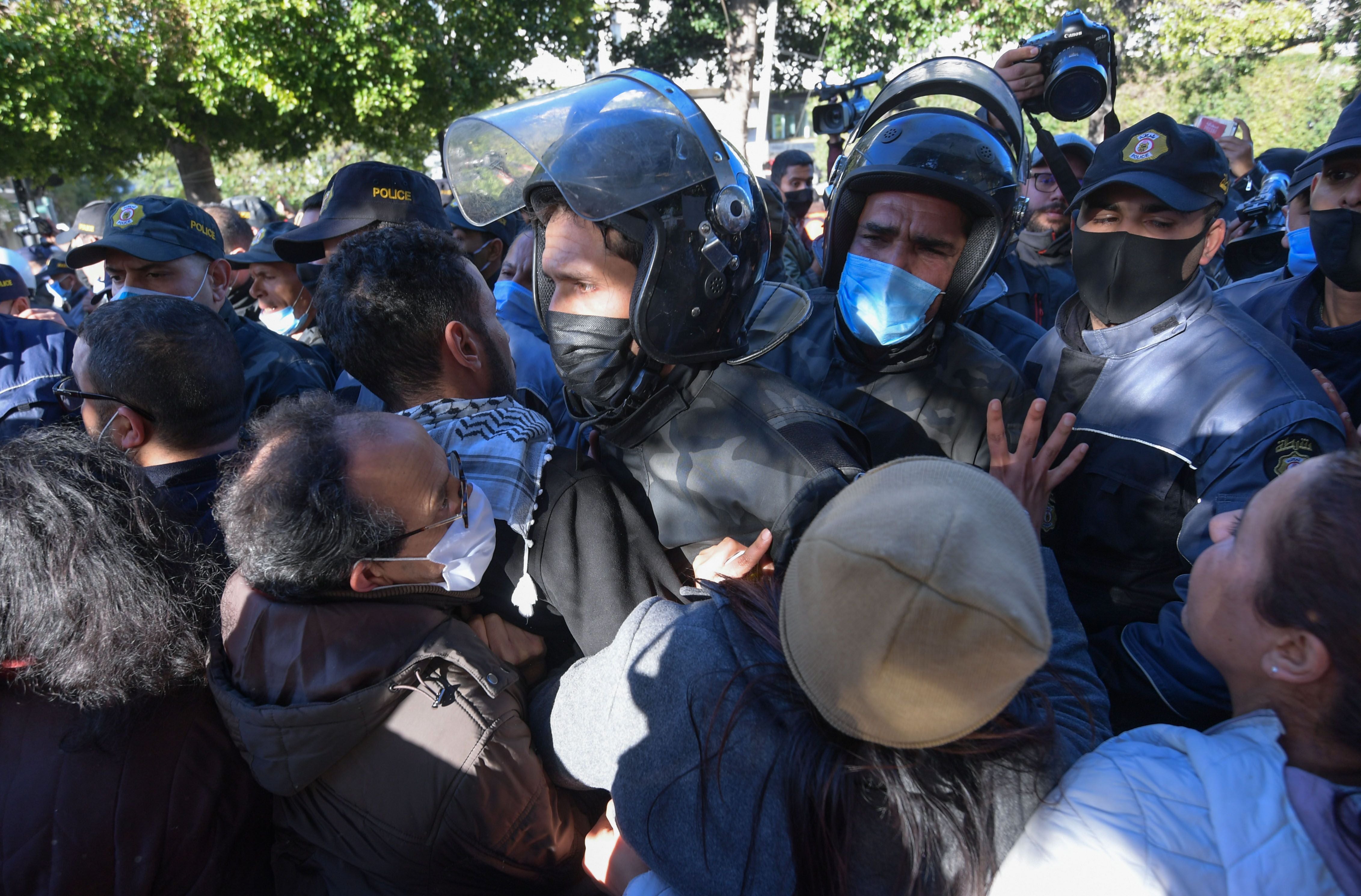 Security forces clash with protesters in Tunis